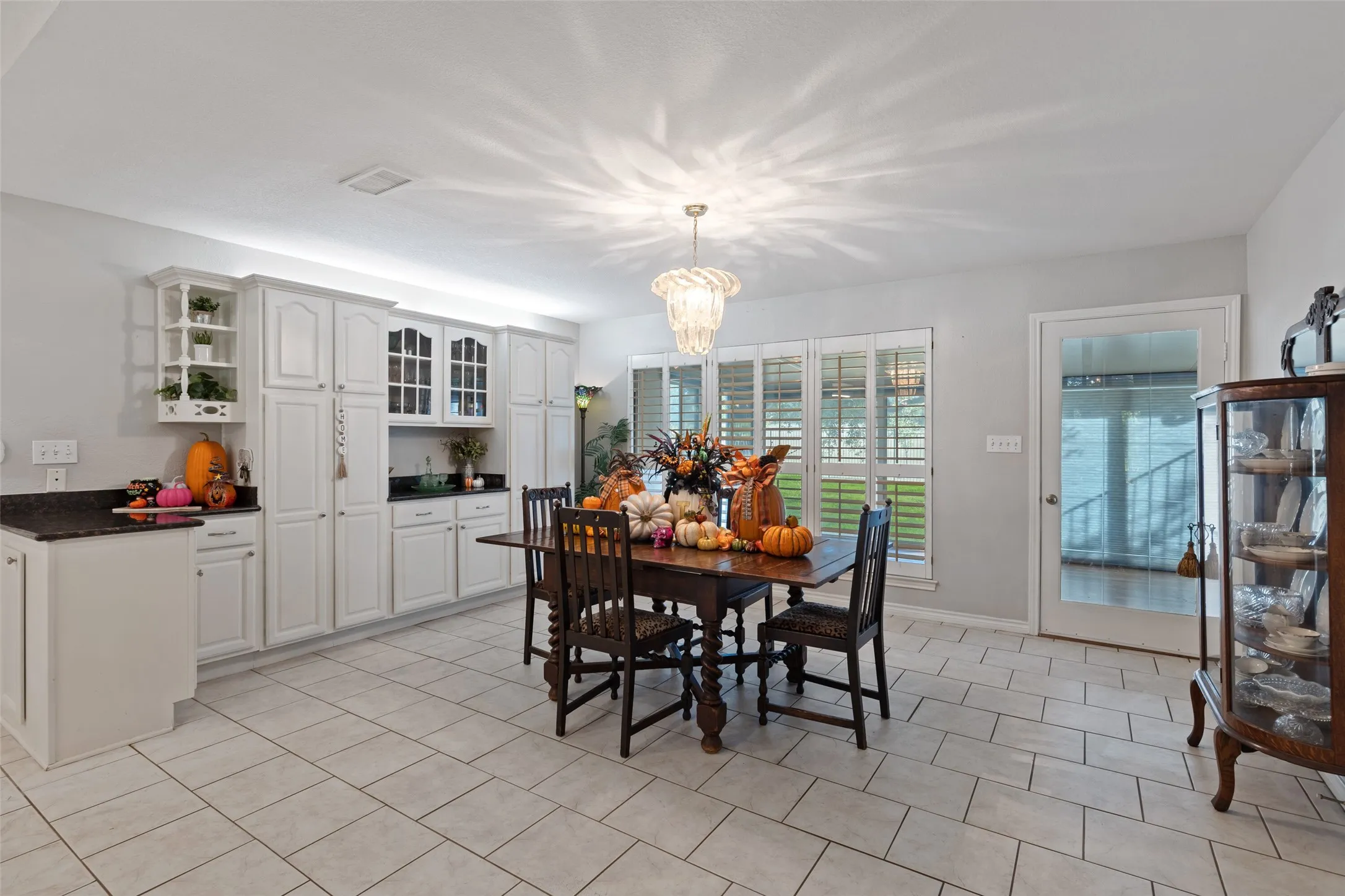 Single Family Residence For Sale in Rockwall County , 2104-B W Holiday, Fate, Texas 75087, 2 Bedroom, 2 Bathroom, 3 Garage spaces, 2,414 Sqft, built in 1996, mls#21298011, Real Estate Agent in Fate, Homes For Sale in Rockwall county, Homes For Sale in Fate, Realtor in Fate Texas, Real Estate Brokerage Independent Realty Texas, Luminita Cordes Realtor