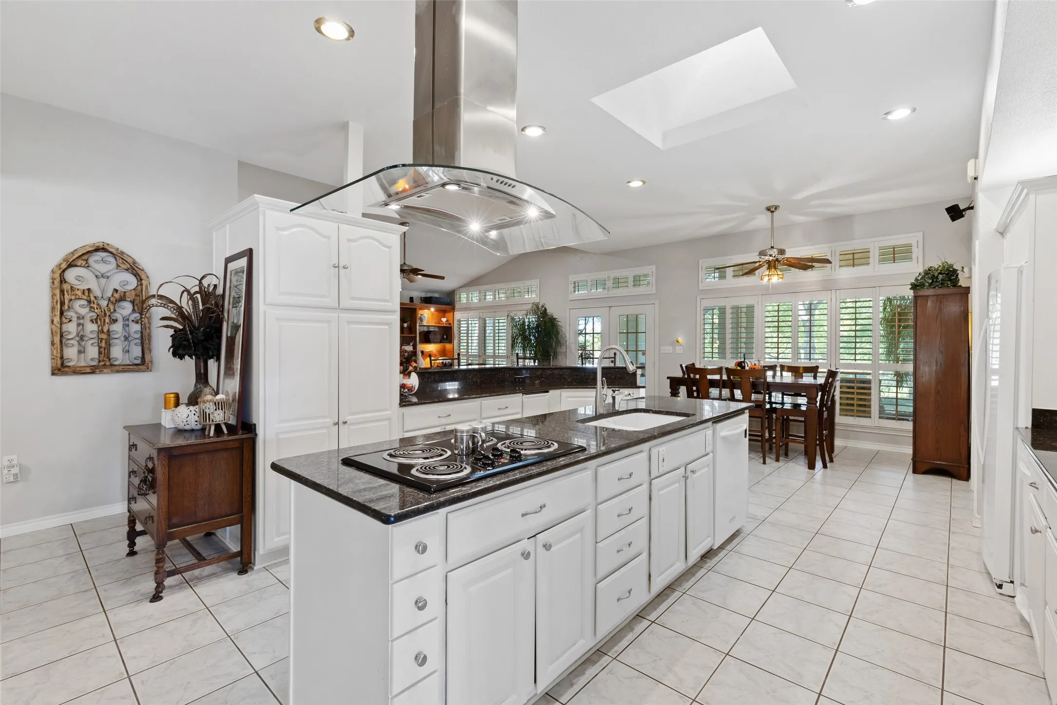 Single Family Residence For Sale in Rockwall County , 2104-B W Holiday, Fate, Texas 75087, 2 Bedroom, 2 Bathroom, 3 Garage spaces, 2,414 Sqft, built in 1996, mls#21298011, Real Estate Agent in Fate, Homes For Sale in Rockwall county, Homes For Sale in Fate, Realtor in Fate Texas, Real Estate Brokerage Independent Realty Texas, Luminita Cordes Realtor