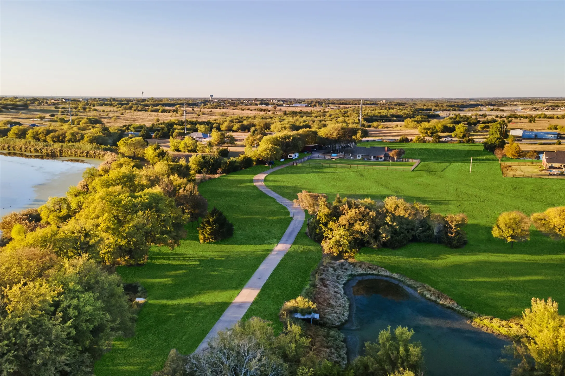 Single Family Residence For Sale in Rockwall County , 2104-B W Holiday, Fate, Texas 75087, 2 Bedroom, 2 Bathroom, 3 Garage spaces, 2,414 Sqft, built in 1996, mls#21298011, Real Estate Agent in Fate, Homes For Sale in Rockwall county, Homes For Sale in Fate, Realtor in Fate Texas, Real Estate Brokerage Independent Realty Texas, Luminita Cordes Realtor