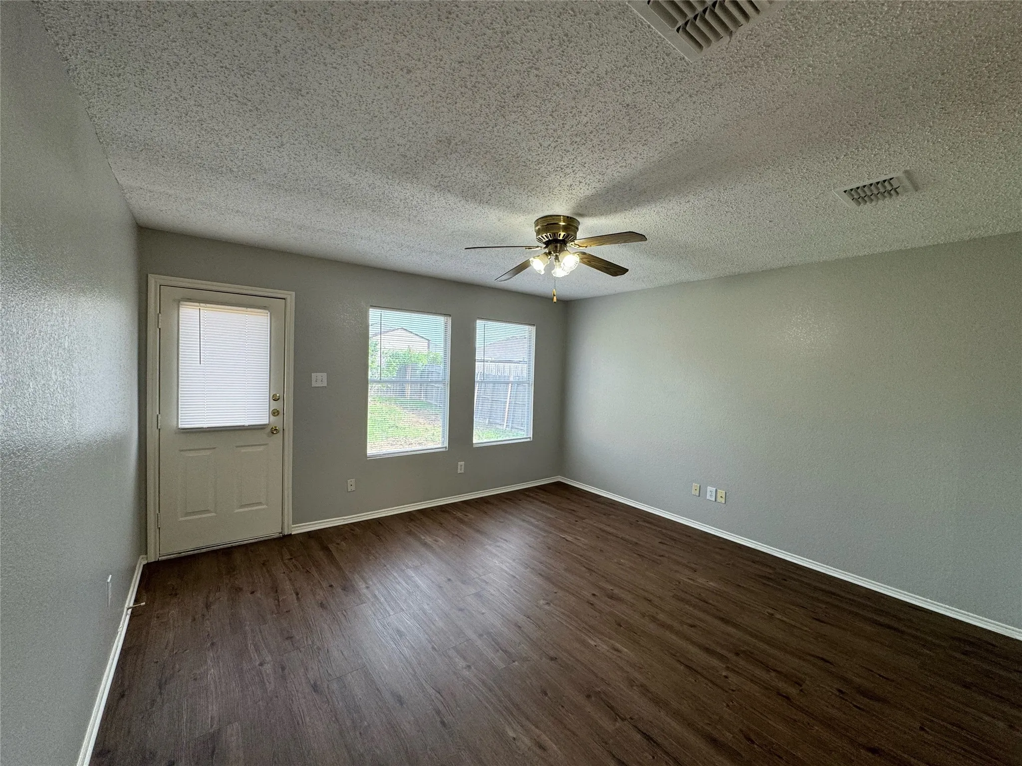 Single Family Residence For Rent in Kaufman County , 1805 Brookwood Drive, Terrell, Texas 75160, 3 Bedroom, 2 Bathroom, 2 Garage spaces, 2,005 Sqft, built in 2005, mls#21298026, Real Estate Agent in Terrell, Homes For Rent in Kaufman county, Homes For Rent in Terrell, Realtor in Terrell Texas, Real Estate Brokerage Independent Realty Texas, Luminita Cordes Realtor