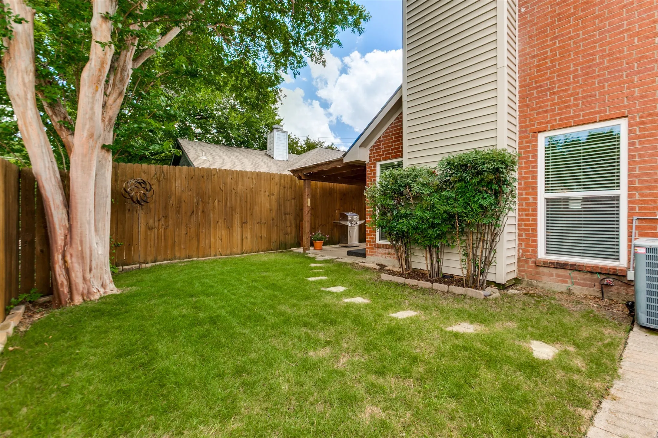Single Family Residence For Sale in Dallas County , 2105 Glen Heights Drive, Garland, Texas 75044, 3 Bedroom, 3 Bathroom, 2 Garage spaces, 1,616 Sqft, built in 1988, mls#21298009, Real Estate Agent in Garland, Homes For Sale in Dallas county, Homes For Sale in Garland, Realtor in Garland Texas, Real Estate Brokerage Independent Realty Texas, Luminita Cordes Realtor
