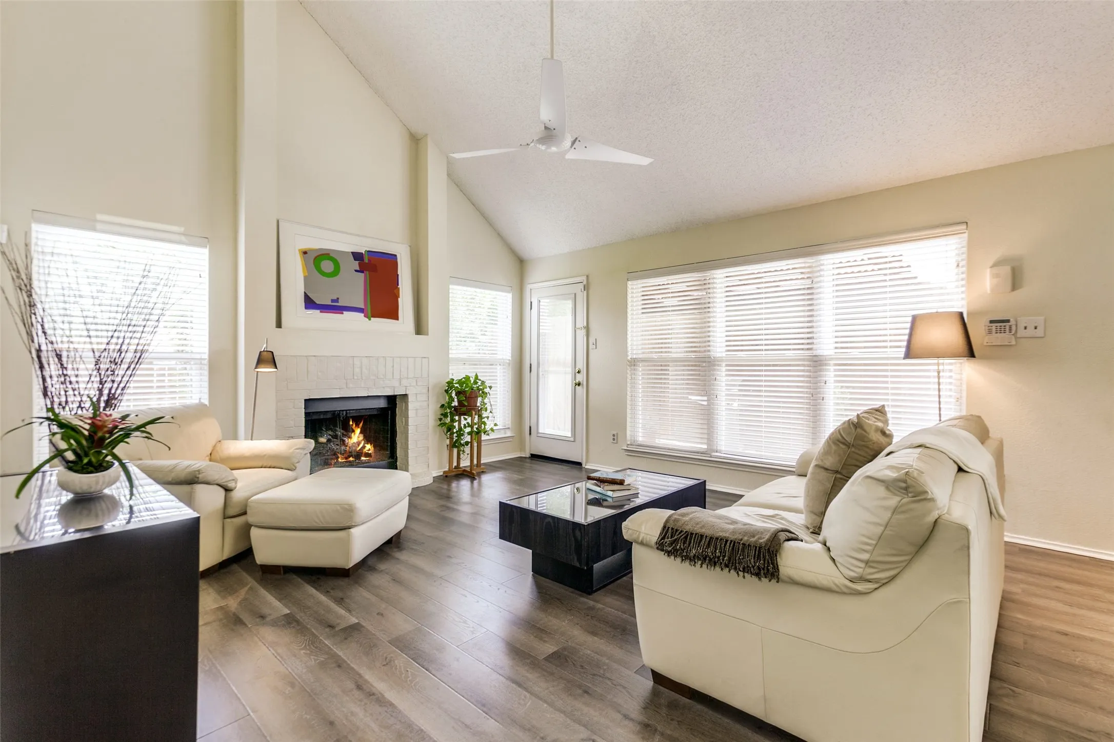 Single Family Residence For Sale in Dallas County , 2105 Glen Heights Drive, Garland, Texas 75044, 3 Bedroom, 3 Bathroom, 2 Garage spaces, 1,616 Sqft, built in 1988, mls#21298009, Real Estate Agent in Garland, Homes For Sale in Dallas county, Homes For Sale in Garland, Realtor in Garland Texas, Real Estate Brokerage Independent Realty Texas, Luminita Cordes Realtor