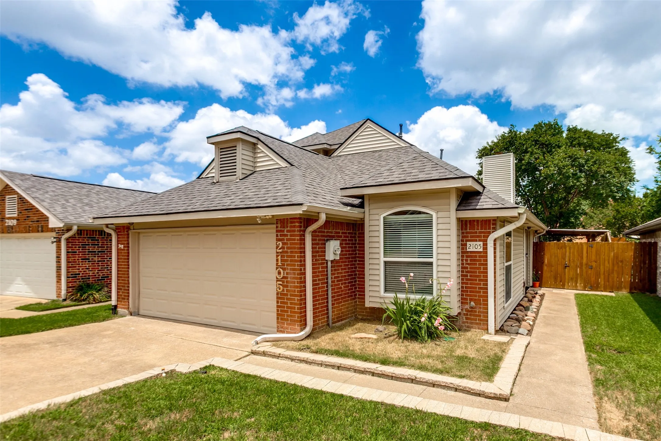 Single Family Residence For Sale in Dallas County , 2105 Glen Heights Drive, Garland, Texas 75044, 3 Bedroom, 3 Bathroom, 2 Garage spaces, 1,616 Sqft, built in 1988, mls#21298009, Real Estate Agent in Garland, Homes For Sale in Dallas county, Homes For Sale in Garland, Realtor in Garland Texas, Real Estate Brokerage Independent Realty Texas, Luminita Cordes Realtor