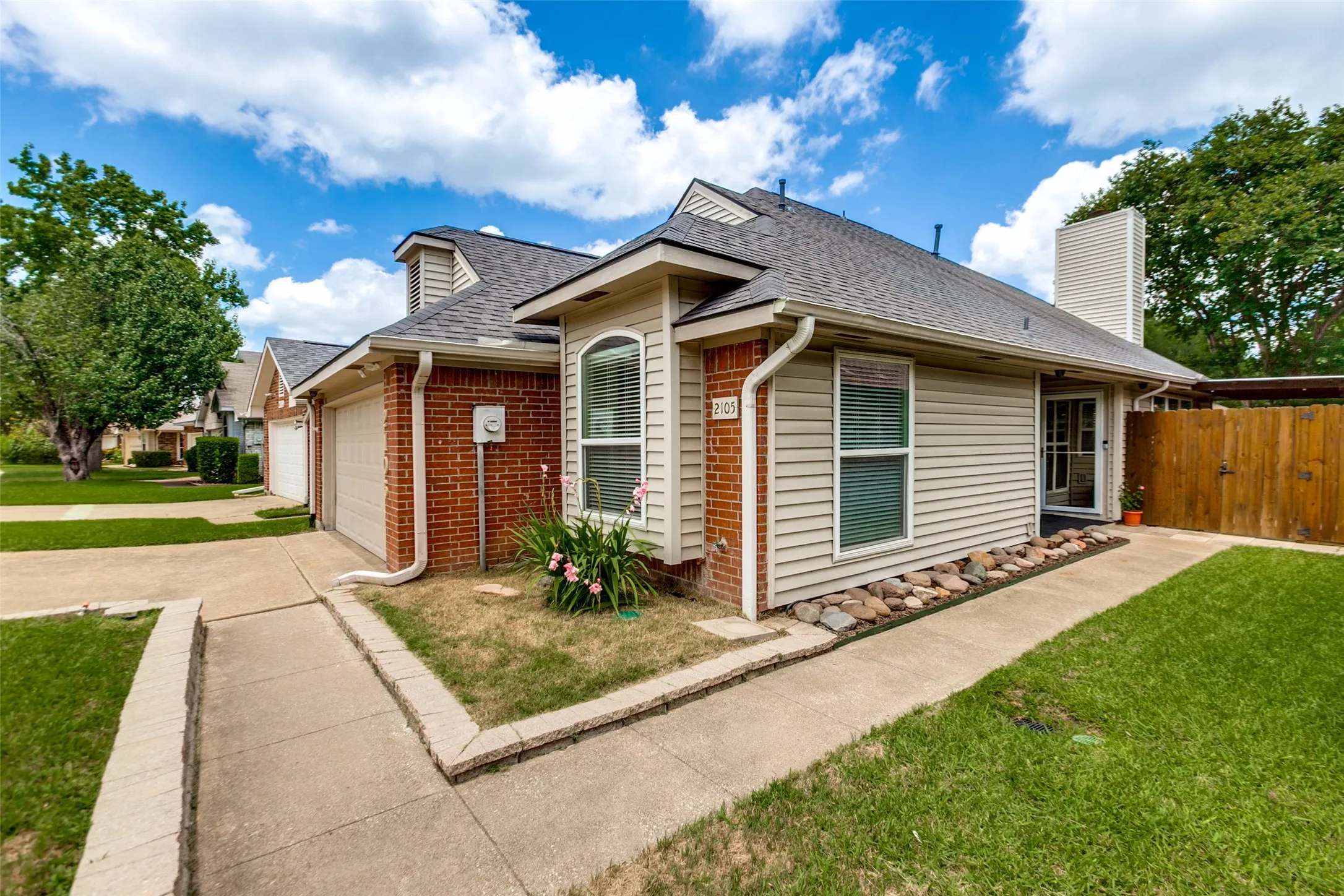Single Family Residence For Sale in Dallas County , 2105 Glen Heights Drive, Garland, Texas 75044, 3 Bedroom, 3 Bathroom, 2 Garage spaces, 1,616 Sqft, built in 1988, mls#21298009, Real Estate Agent in Garland, Homes For Sale in Dallas county, Homes For Sale in Garland, Realtor in Garland Texas, Real Estate Brokerage Independent Realty Texas, Luminita Cordes Realtor