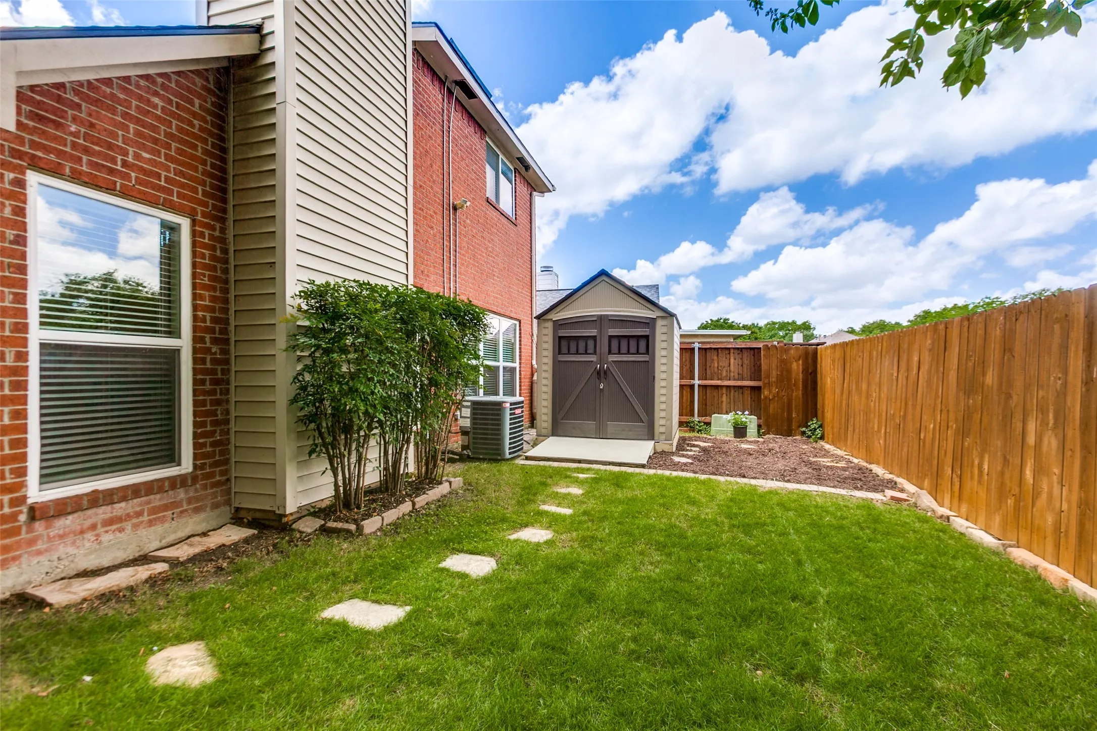 Single Family Residence For Sale in Dallas County , 2105 Glen Heights Drive, Garland, Texas 75044, 3 Bedroom, 3 Bathroom, 2 Garage spaces, 1,616 Sqft, built in 1988, mls#21298009, Real Estate Agent in Garland, Homes For Sale in Dallas county, Homes For Sale in Garland, Realtor in Garland Texas, Real Estate Brokerage Independent Realty Texas, Luminita Cordes Realtor