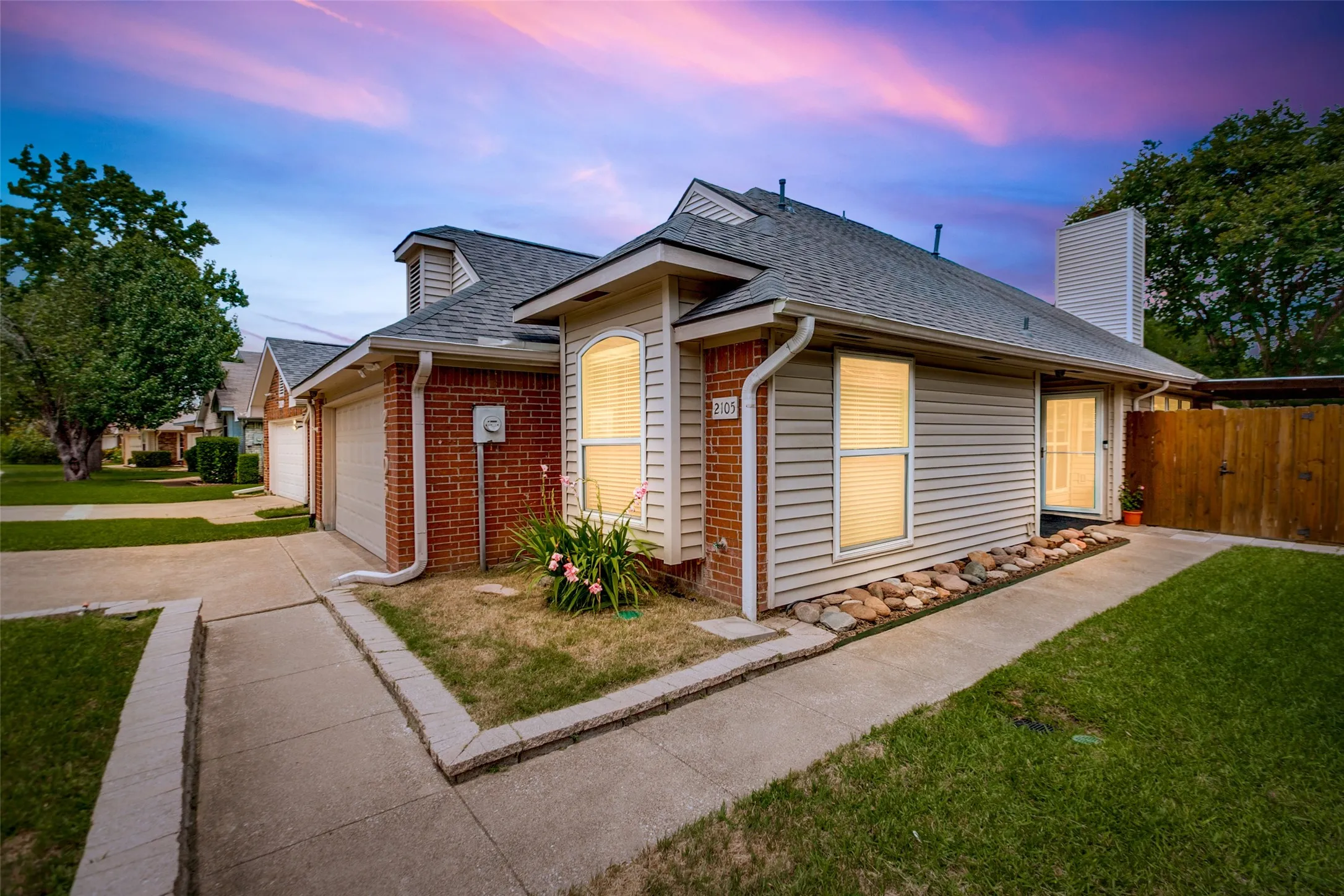 Single Family Residence For Sale in Dallas County , 2105 Glen Heights Drive, Garland, Texas 75044, 3 Bedroom, 3 Bathroom, 2 Garage spaces, 1,616 Sqft, built in 1988, mls#21298009, Real Estate Agent in Garland, Homes For Sale in Dallas county, Homes For Sale in Garland, Realtor in Garland Texas, Real Estate Brokerage Independent Realty Texas, Luminita Cordes Realtor