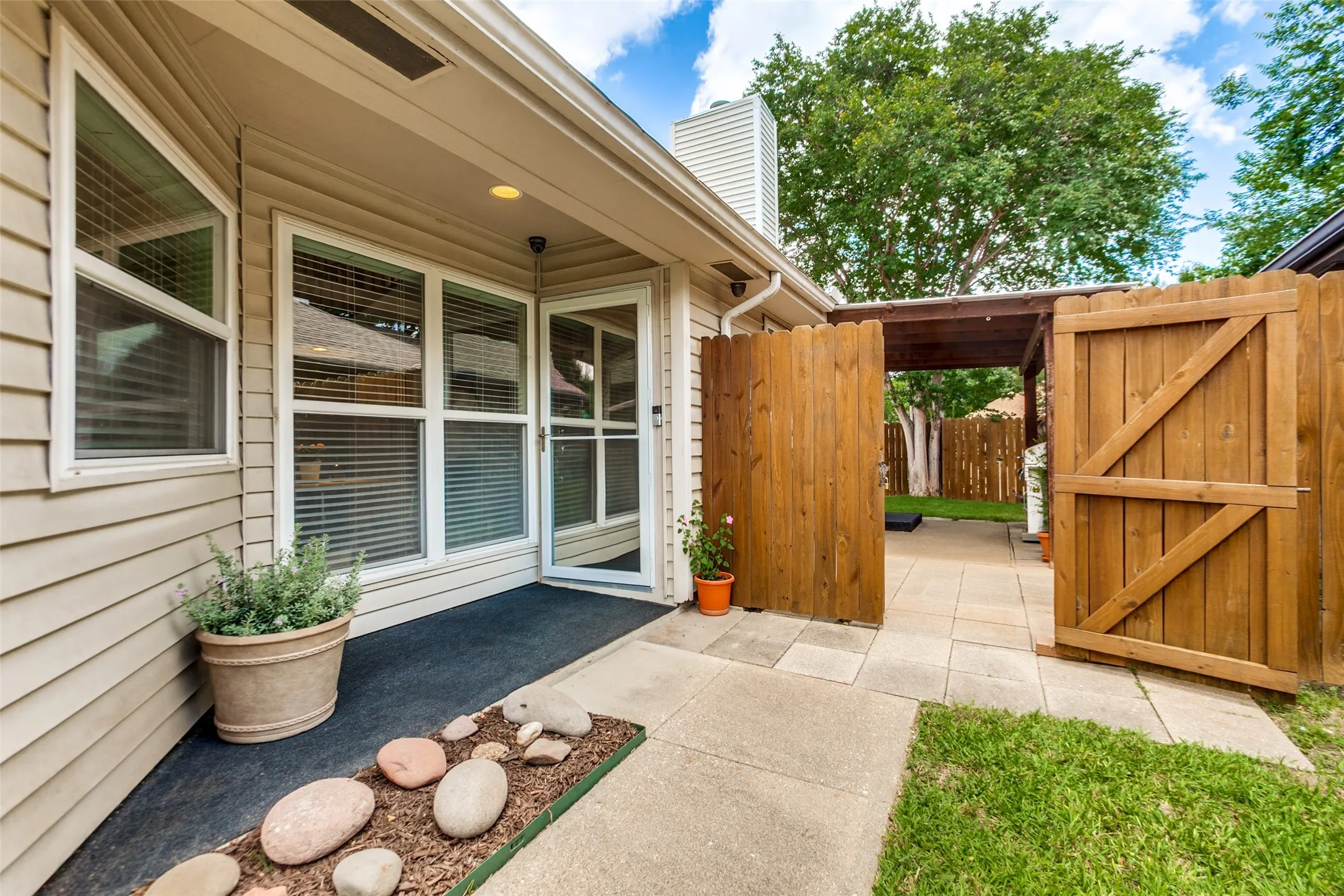 Single Family Residence For Sale in Dallas County , 2105 Glen Heights Drive, Garland, Texas 75044, 3 Bedroom, 3 Bathroom, 2 Garage spaces, 1,616 Sqft, built in 1988, mls#21298009, Real Estate Agent in Garland, Homes For Sale in Dallas county, Homes For Sale in Garland, Realtor in Garland Texas, Real Estate Brokerage Independent Realty Texas, Luminita Cordes Realtor