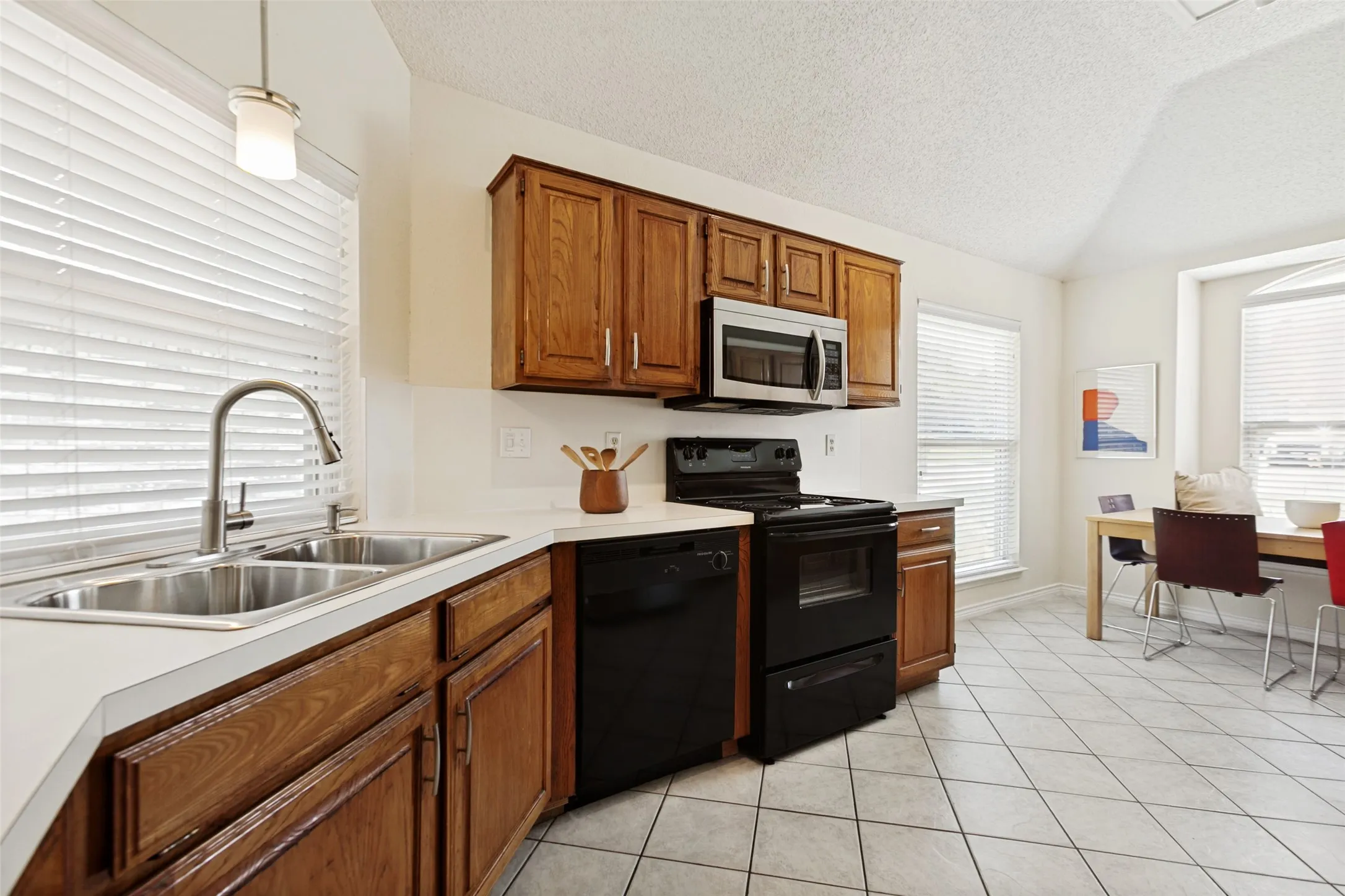Single Family Residence For Sale in Dallas County , 2105 Glen Heights Drive, Garland, Texas 75044, 3 Bedroom, 3 Bathroom, 2 Garage spaces, 1,616 Sqft, built in 1988, mls#21298009, Real Estate Agent in Garland, Homes For Sale in Dallas county, Homes For Sale in Garland, Realtor in Garland Texas, Real Estate Brokerage Independent Realty Texas, Luminita Cordes Realtor