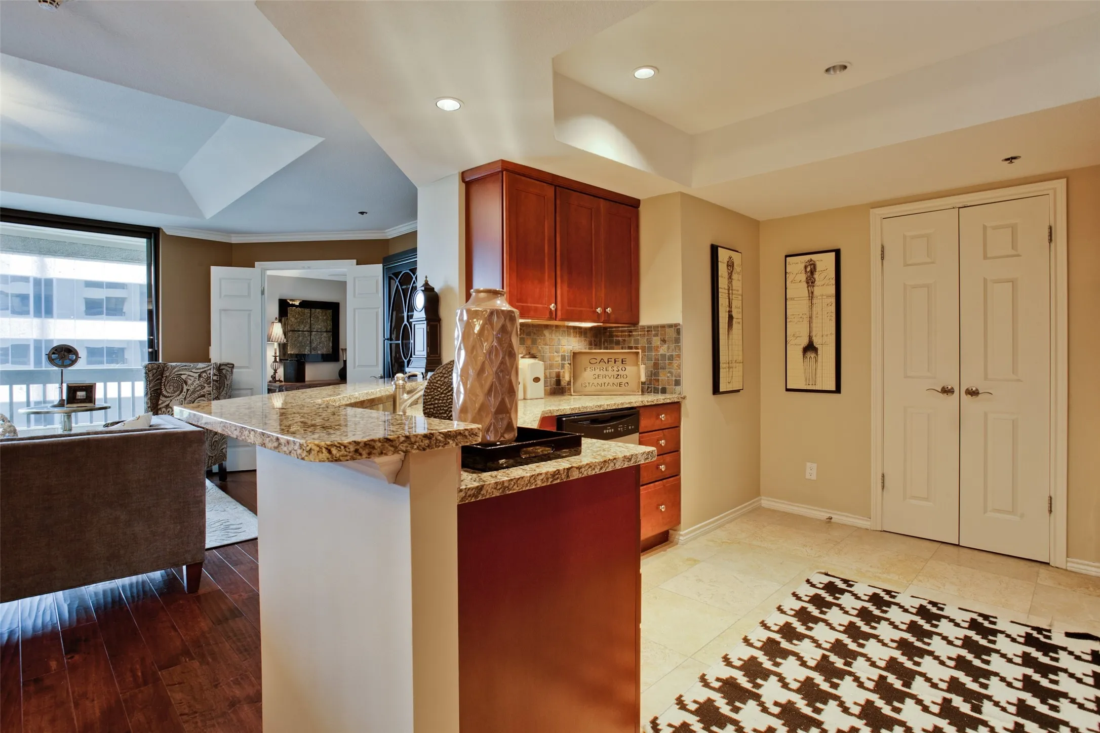 Condominium For Sale in Dallas County , 5909 Luther Lane 808, Dallas, Texas 75225, 2 Bedroom, 2 Bathroom, 2 Garage spaces, 1,436 Sqft, built in 1983, mls#21298013, Real Estate Agent in Dallas, Homes For Sale in Dallas county, Homes For Sale in Dallas, Realtor in Dallas Texas, Real Estate Brokerage Independent Realty Texas, Luminita Cordes Realtor