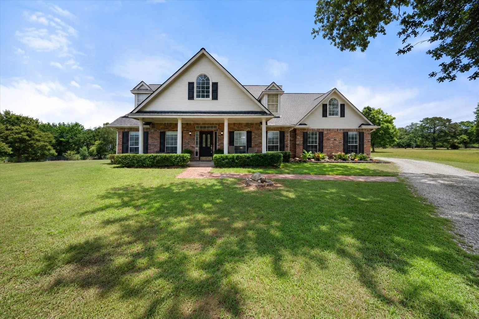 Single Family Residence For Sale in Navarro County , 13021 Rudy's Way, Streetman, Texas 75859, 3 Bedroom, 2 Bathroom, 2 Garage spaces, 3,002 Sqft, built in 1998, mls#21294240, Real Estate Agent in Streetman, Homes For Sale in Navarro county, Homes For Sale in Streetman, Realtor in Streetman Texas, Real Estate Brokerage Independent Realty Texas, Luminita Cordes Realtor