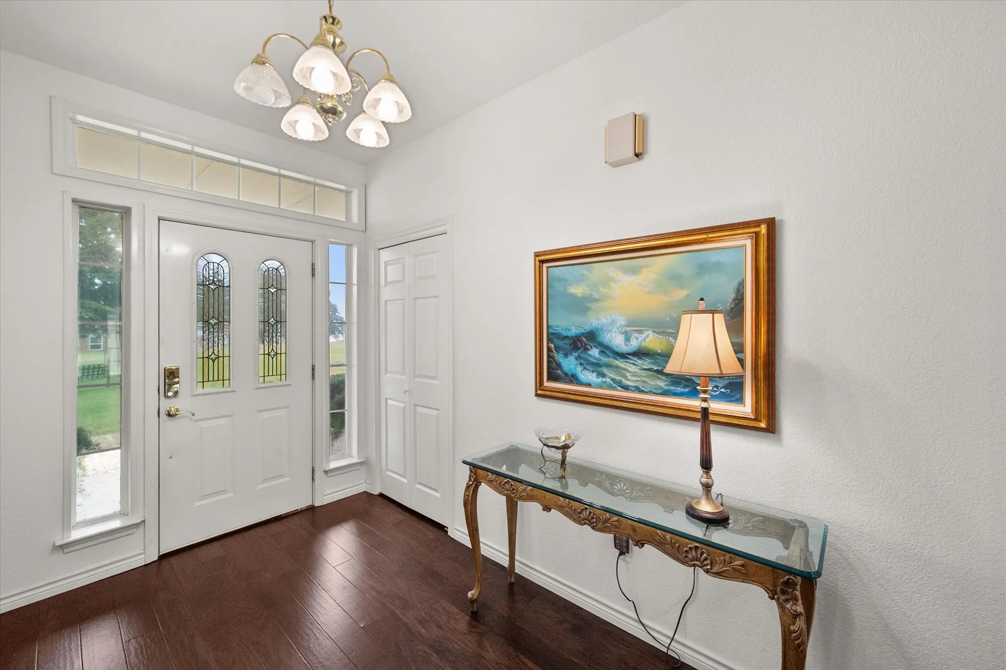 Welcoming entryway near Corsicana with natural light, decorative front door, and easy access to the home’s spacious living areas.