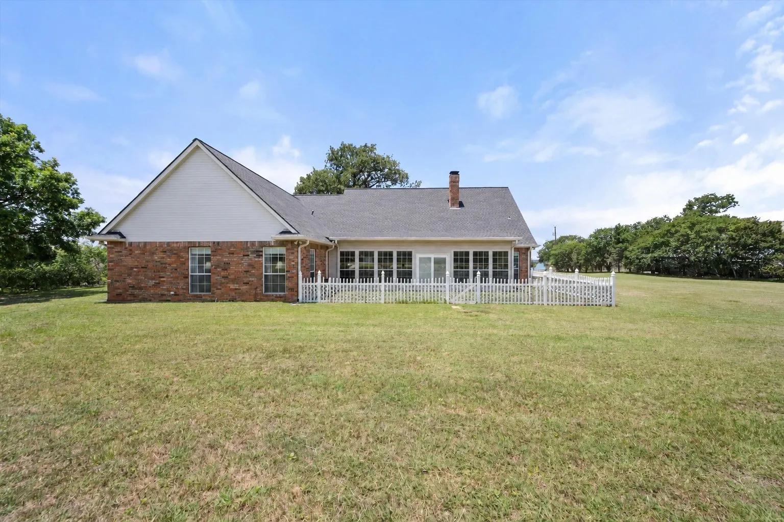 Single Family Residence For Sale in Navarro County , 13021 Rudy's Way, Streetman, Texas 75859, 3 Bedroom, 2 Bathroom, 2 Garage spaces, 3,002 Sqft, built in 1998, mls#21294240, Real Estate Agent in Streetman, Homes For Sale in Navarro county, Homes For Sale in Streetman, Realtor in Streetman Texas, Real Estate Brokerage Independent Realty Texas, Luminita Cordes Realtor