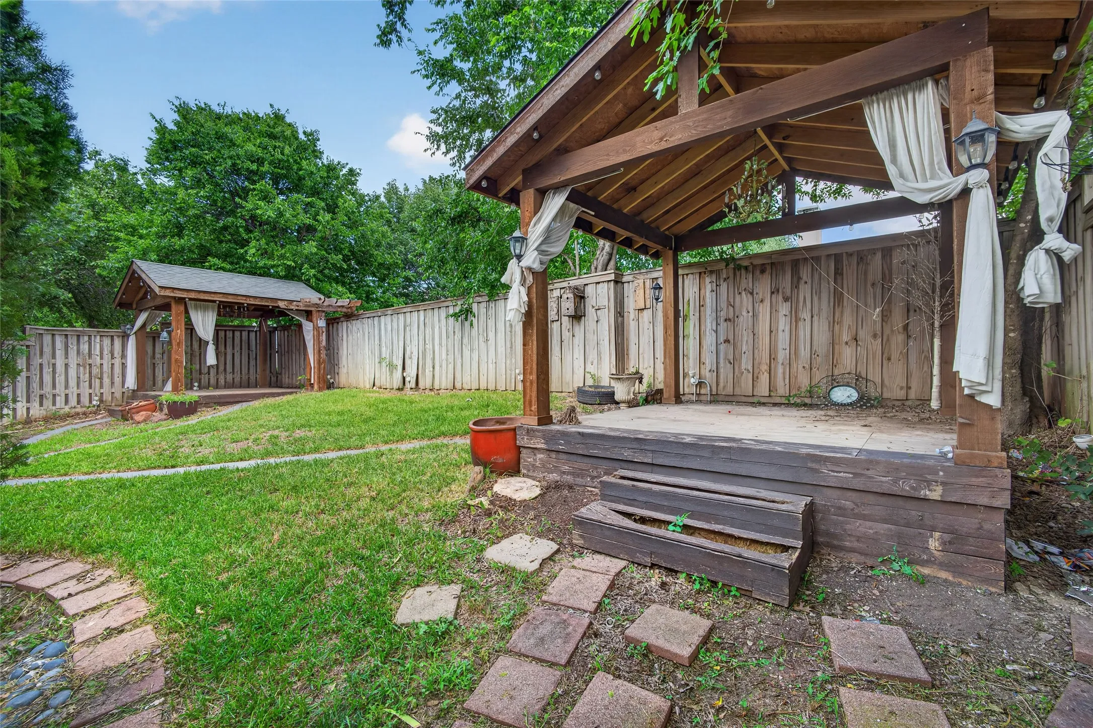 Single Family Residence For Sale in Dallas County , 6928 Mountain Cedar Lane, Dallas, Texas 75236, 3 Bedroom, 2 Bathroom, 2 Garage spaces, 1,713 Sqft, built in 1987, mls#21298050, Real Estate Agent in Dallas, Homes For Sale in Dallas county, Homes For Sale in Dallas, Realtor in Dallas Texas, Real Estate Brokerage Independent Realty Texas, Luminita Cordes Realtor