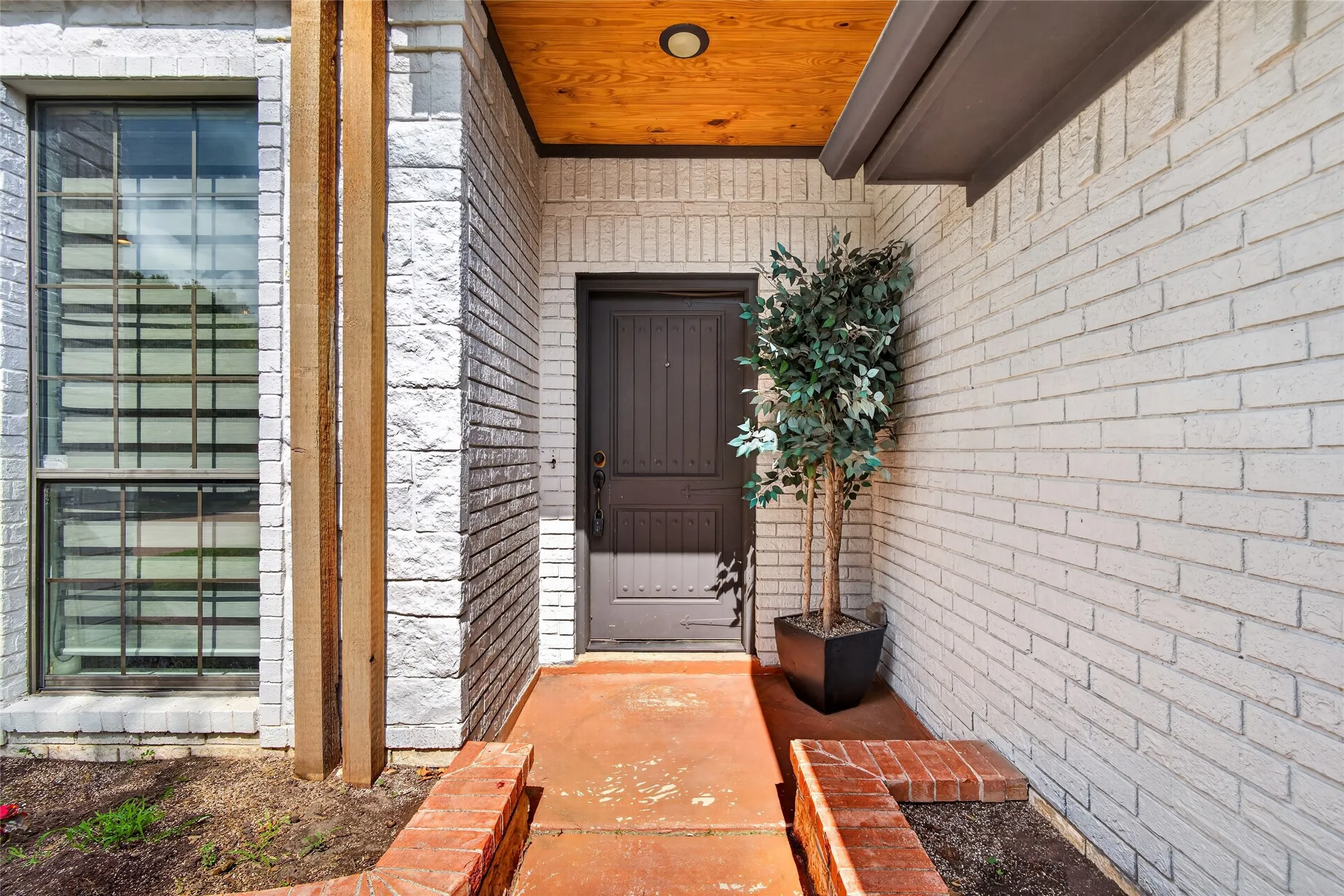Single Family Residence For Sale in Dallas County , 6928 Mountain Cedar Lane, Dallas, Texas 75236, 3 Bedroom, 2 Bathroom, 2 Garage spaces, 1,713 Sqft, built in 1987, mls#21298050, Real Estate Agent in Dallas, Homes For Sale in Dallas county, Homes For Sale in Dallas, Realtor in Dallas Texas, Real Estate Brokerage Independent Realty Texas, Luminita Cordes Realtor
