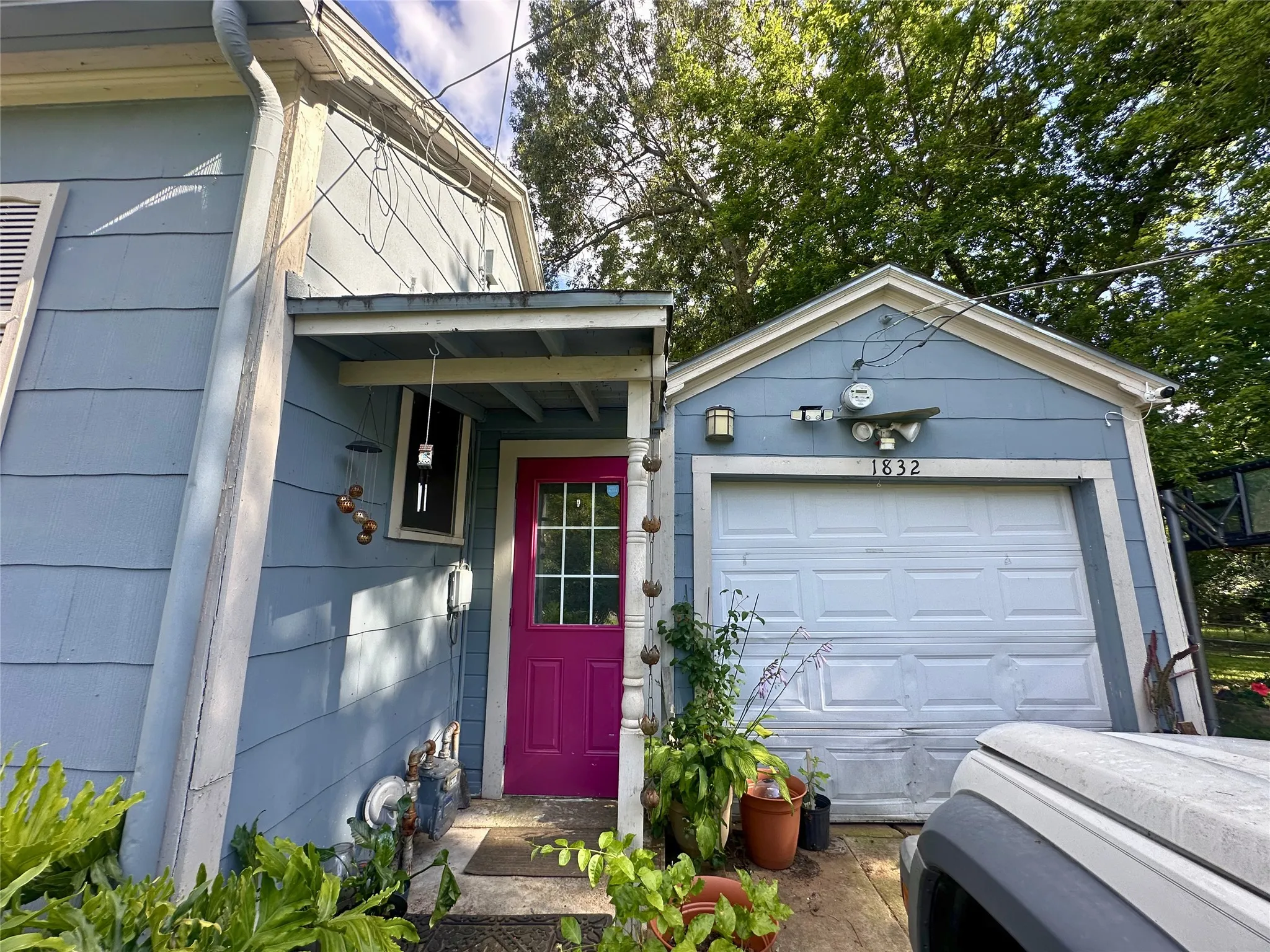 Side door w/ 1 car garage