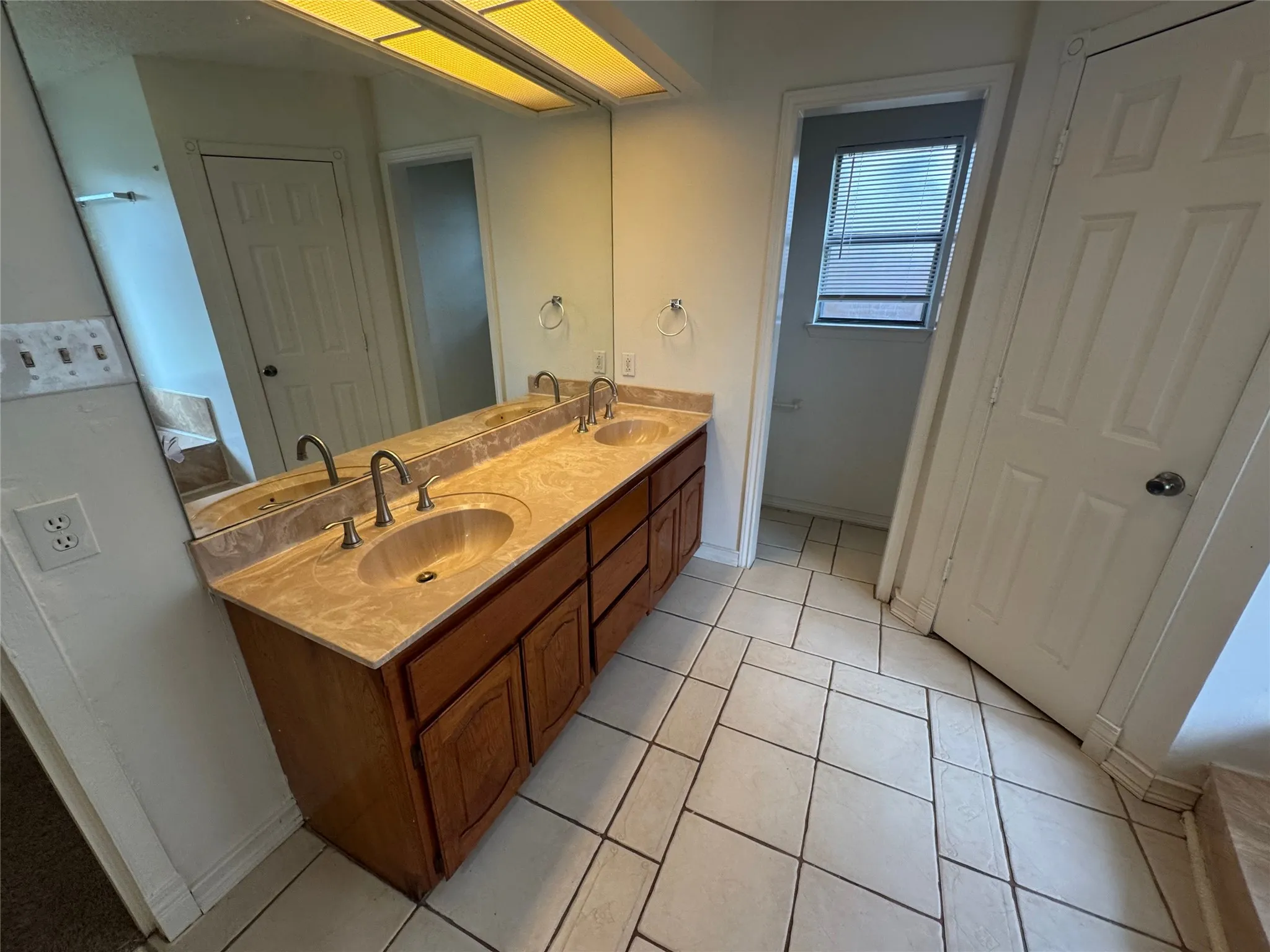 Single Family Residence For Rent in Tarrant County , 1940 WILLOW VALE Drive, Fort Worth, Texas 76134, 3 Bedroom, 2 Bathroom, 2 Garage spaces, 1,634 Sqft, built in 1984, mls#21298074, Real Estate Agent in Fort Worth, Homes For Rent in Tarrant county, Homes For Rent in Fort Worth, Realtor in Fort Worth Texas, Real Estate Brokerage Independent Realty Texas, Luminita Cordes Realtor