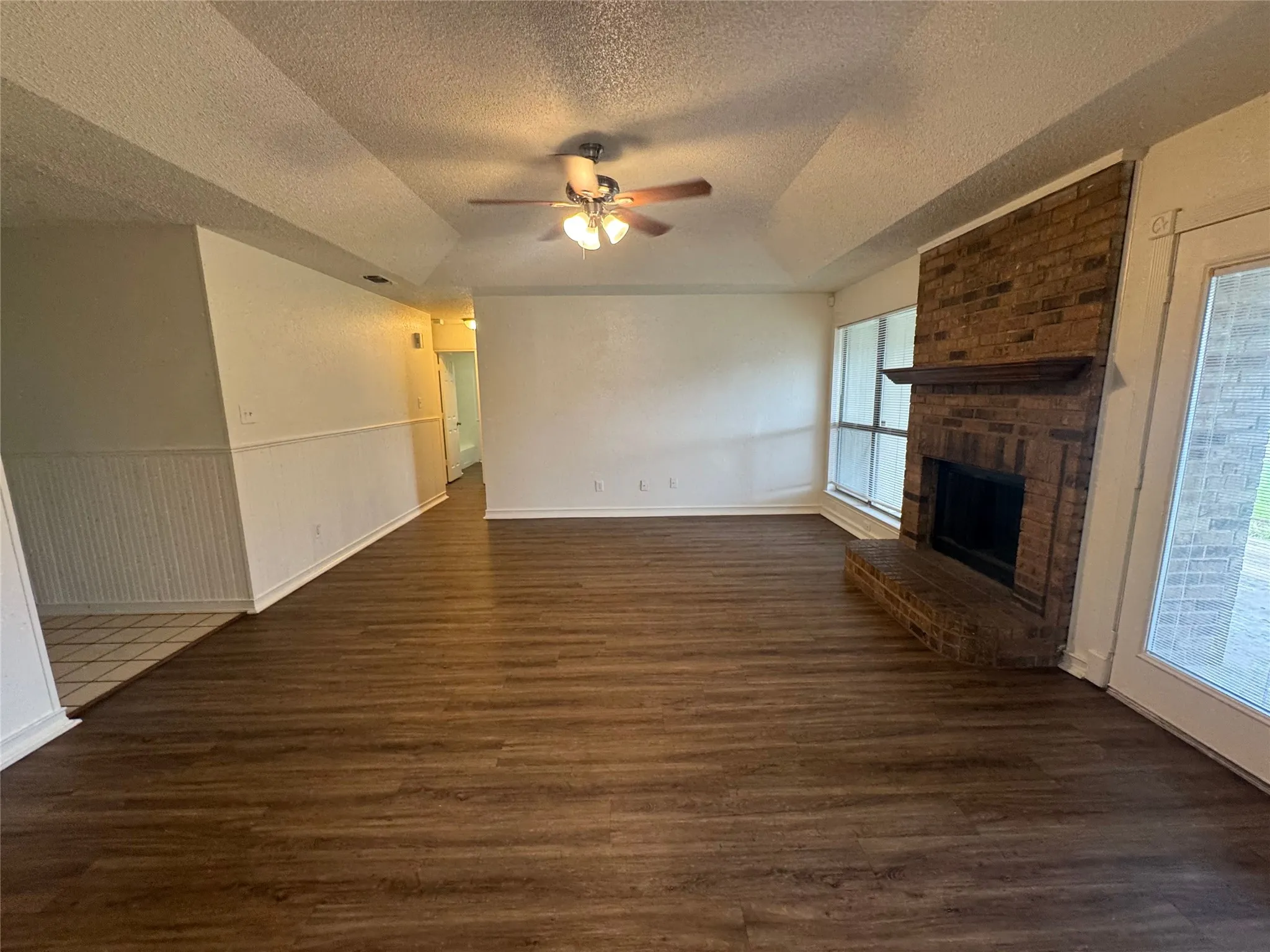 Single Family Residence For Rent in Tarrant County , 1940 WILLOW VALE Drive, Fort Worth, Texas 76134, 3 Bedroom, 2 Bathroom, 2 Garage spaces, 1,634 Sqft, built in 1984, mls#21298074, Real Estate Agent in Fort Worth, Homes For Rent in Tarrant county, Homes For Rent in Fort Worth, Realtor in Fort Worth Texas, Real Estate Brokerage Independent Realty Texas, Luminita Cordes Realtor