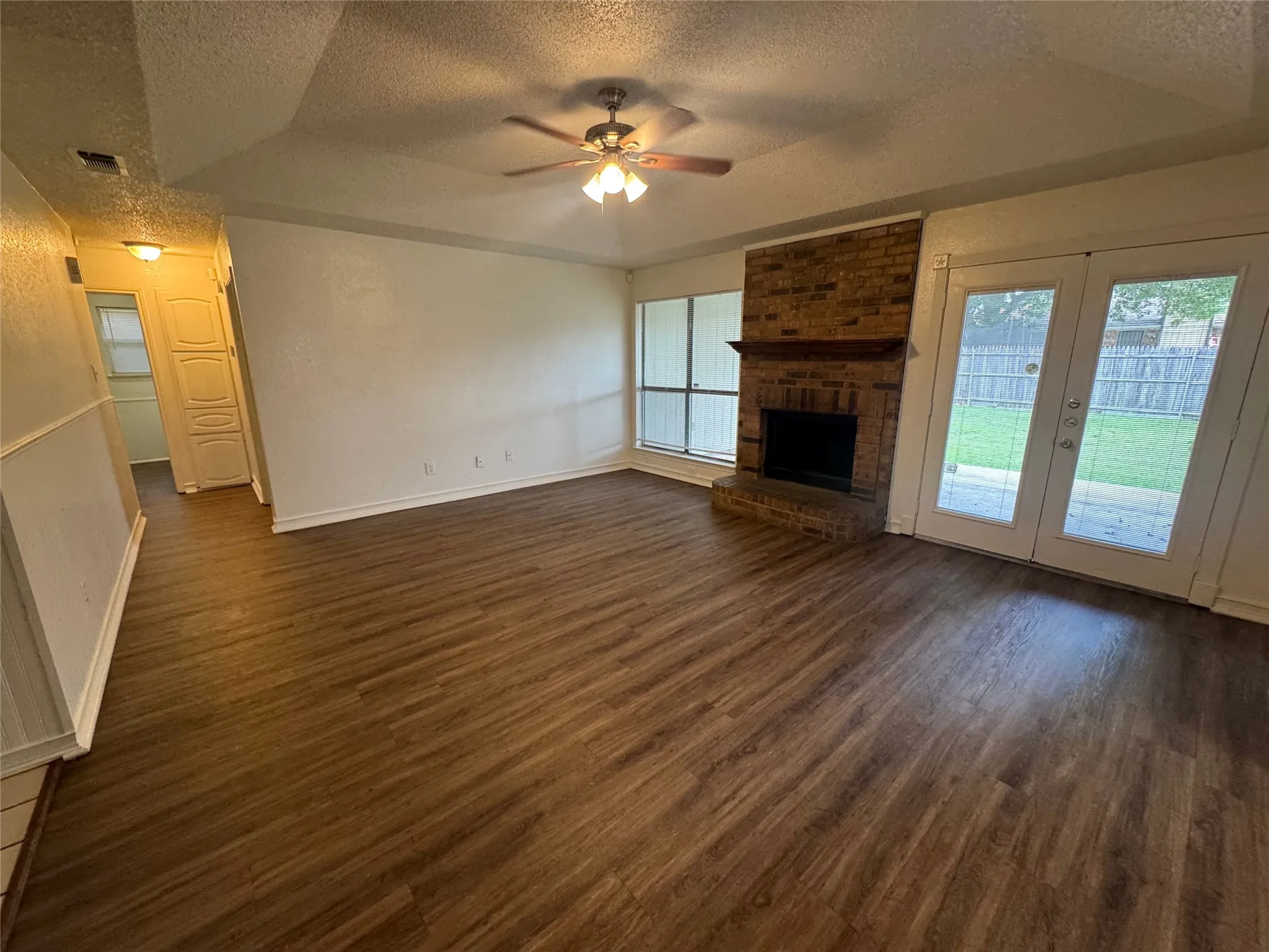 Single Family Residence For Rent in Tarrant County , 1940 WILLOW VALE Drive, Fort Worth, Texas 76134, 3 Bedroom, 2 Bathroom, 2 Garage spaces, 1,634 Sqft, built in 1984, mls#21298074, Real Estate Agent in Fort Worth, Homes For Rent in Tarrant county, Homes For Rent in Fort Worth, Realtor in Fort Worth Texas, Real Estate Brokerage Independent Realty Texas, Luminita Cordes Realtor
