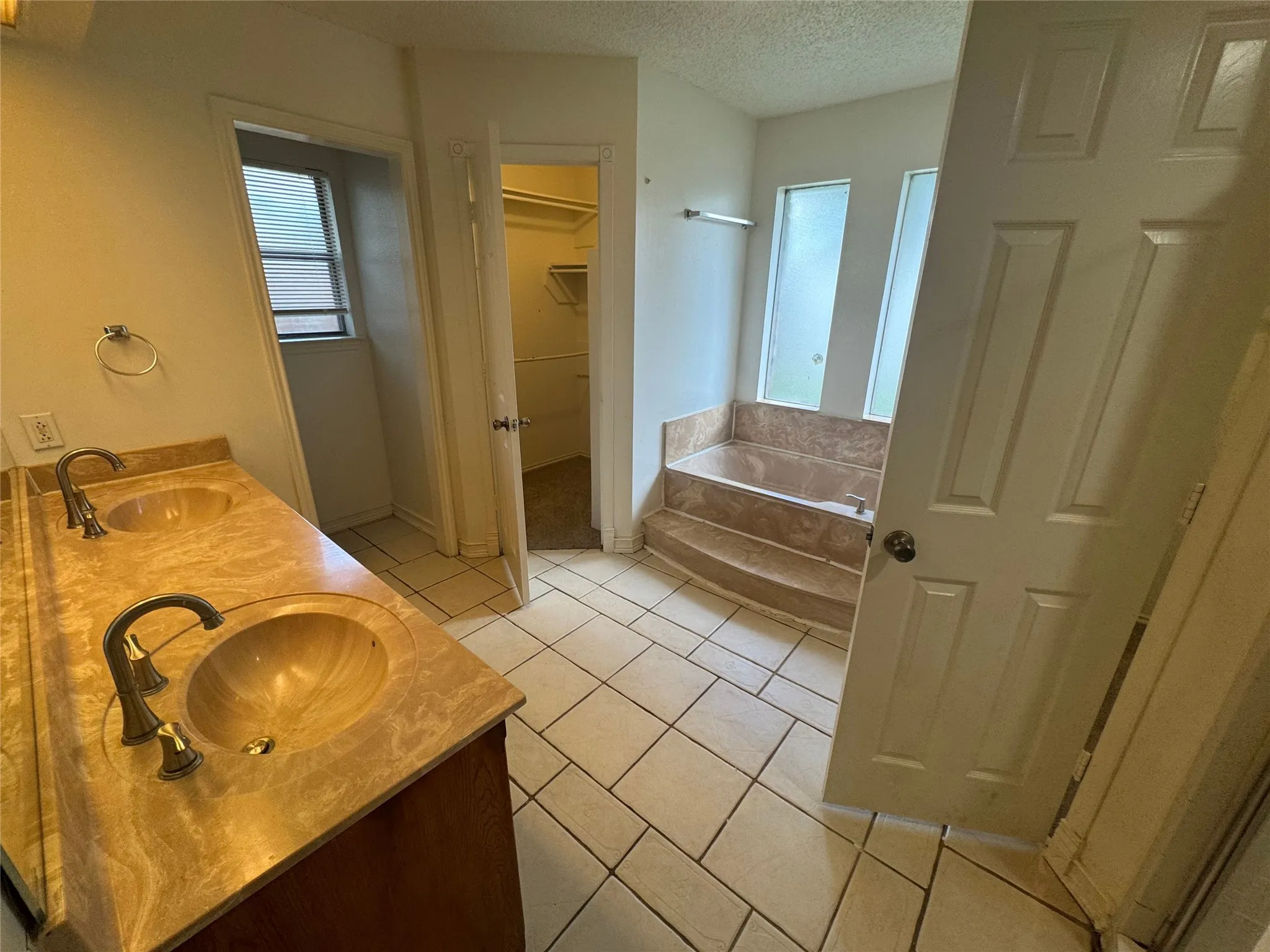 Single Family Residence For Rent in Tarrant County , 1940 WILLOW VALE Drive, Fort Worth, Texas 76134, 3 Bedroom, 2 Bathroom, 2 Garage spaces, 1,634 Sqft, built in 1984, mls#21298074, Real Estate Agent in Fort Worth, Homes For Rent in Tarrant county, Homes For Rent in Fort Worth, Realtor in Fort Worth Texas, Real Estate Brokerage Independent Realty Texas, Luminita Cordes Realtor