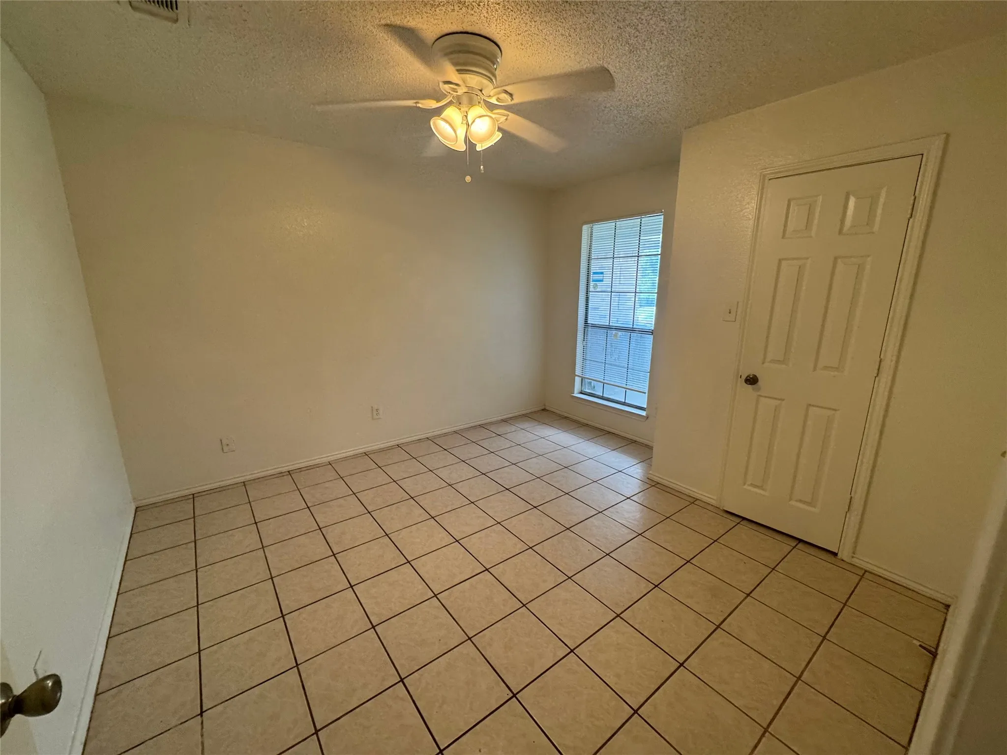Single Family Residence For Rent in Tarrant County , 1940 WILLOW VALE Drive, Fort Worth, Texas 76134, 3 Bedroom, 2 Bathroom, 2 Garage spaces, 1,634 Sqft, built in 1984, mls#21298074, Real Estate Agent in Fort Worth, Homes For Rent in Tarrant county, Homes For Rent in Fort Worth, Realtor in Fort Worth Texas, Real Estate Brokerage Independent Realty Texas, Luminita Cordes Realtor