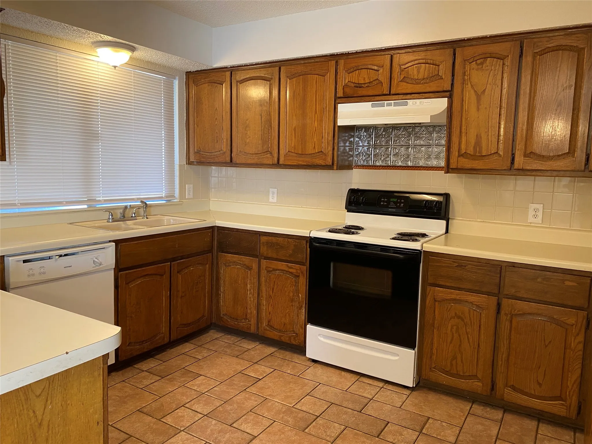 Single Family Residence For Rent in Tarrant County , 1940 WILLOW VALE Drive, Fort Worth, Texas 76134, 3 Bedroom, 2 Bathroom, 2 Garage spaces, 1,634 Sqft, built in 1984, mls#21298074, Real Estate Agent in Fort Worth, Homes For Rent in Tarrant county, Homes For Rent in Fort Worth, Realtor in Fort Worth Texas, Real Estate Brokerage Independent Realty Texas, Luminita Cordes Realtor