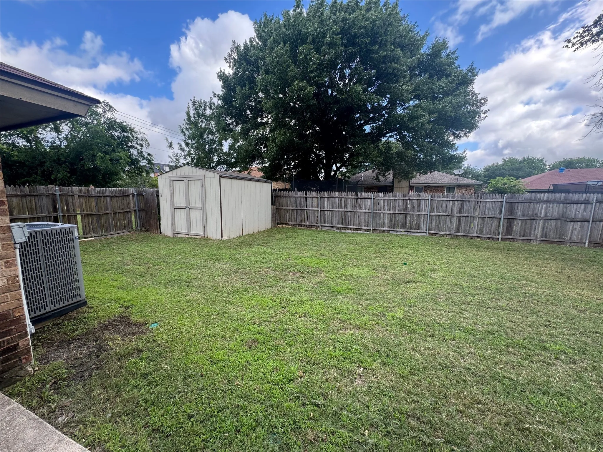 Single Family Residence For Rent in Tarrant County , 1940 WILLOW VALE Drive, Fort Worth, Texas 76134, 3 Bedroom, 2 Bathroom, 2 Garage spaces, 1,634 Sqft, built in 1984, mls#21298074, Real Estate Agent in Fort Worth, Homes For Rent in Tarrant county, Homes For Rent in Fort Worth, Realtor in Fort Worth Texas, Real Estate Brokerage Independent Realty Texas, Luminita Cordes Realtor