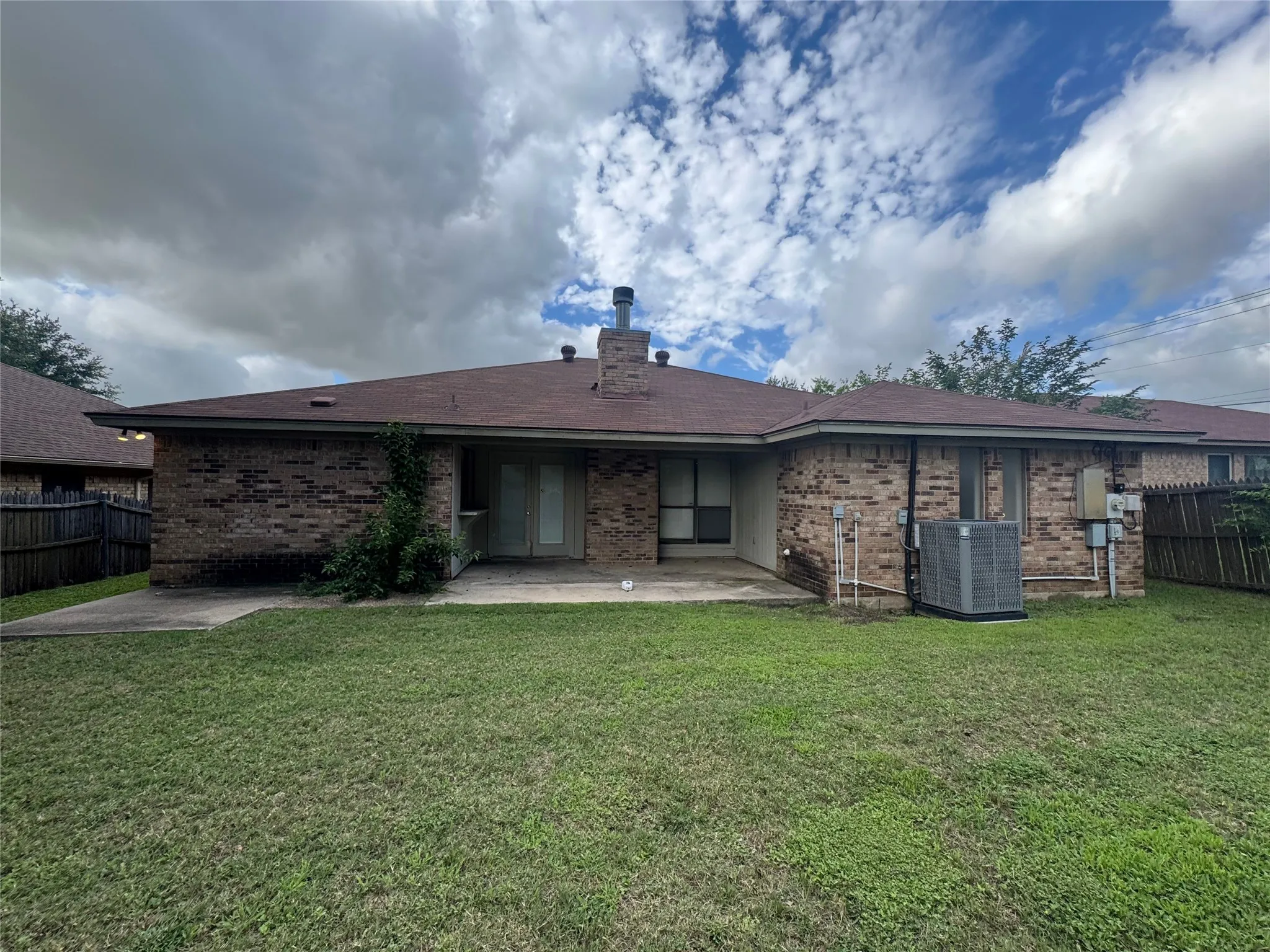 Single Family Residence For Rent in Tarrant County , 1940 WILLOW VALE Drive, Fort Worth, Texas 76134, 3 Bedroom, 2 Bathroom, 2 Garage spaces, 1,634 Sqft, built in 1984, mls#21298074, Real Estate Agent in Fort Worth, Homes For Rent in Tarrant county, Homes For Rent in Fort Worth, Realtor in Fort Worth Texas, Real Estate Brokerage Independent Realty Texas, Luminita Cordes Realtor