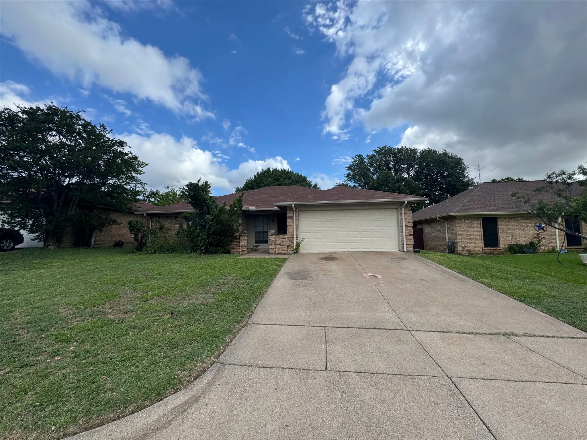 Single Family Residence For Rent in Tarrant County , 1940 WILLOW VALE Drive, Fort Worth, Texas 76134, 3 Bedroom, 2 Bathroom, 2 Garage spaces, 1,634 Sqft, built in 1984, mls#21298074, Real Estate Agent in Fort Worth, Homes For Rent in Tarrant county, Homes For Rent in Fort Worth, Realtor in Fort Worth Texas, Real Estate Brokerage Independent Realty Texas, Luminita Cordes Realtor