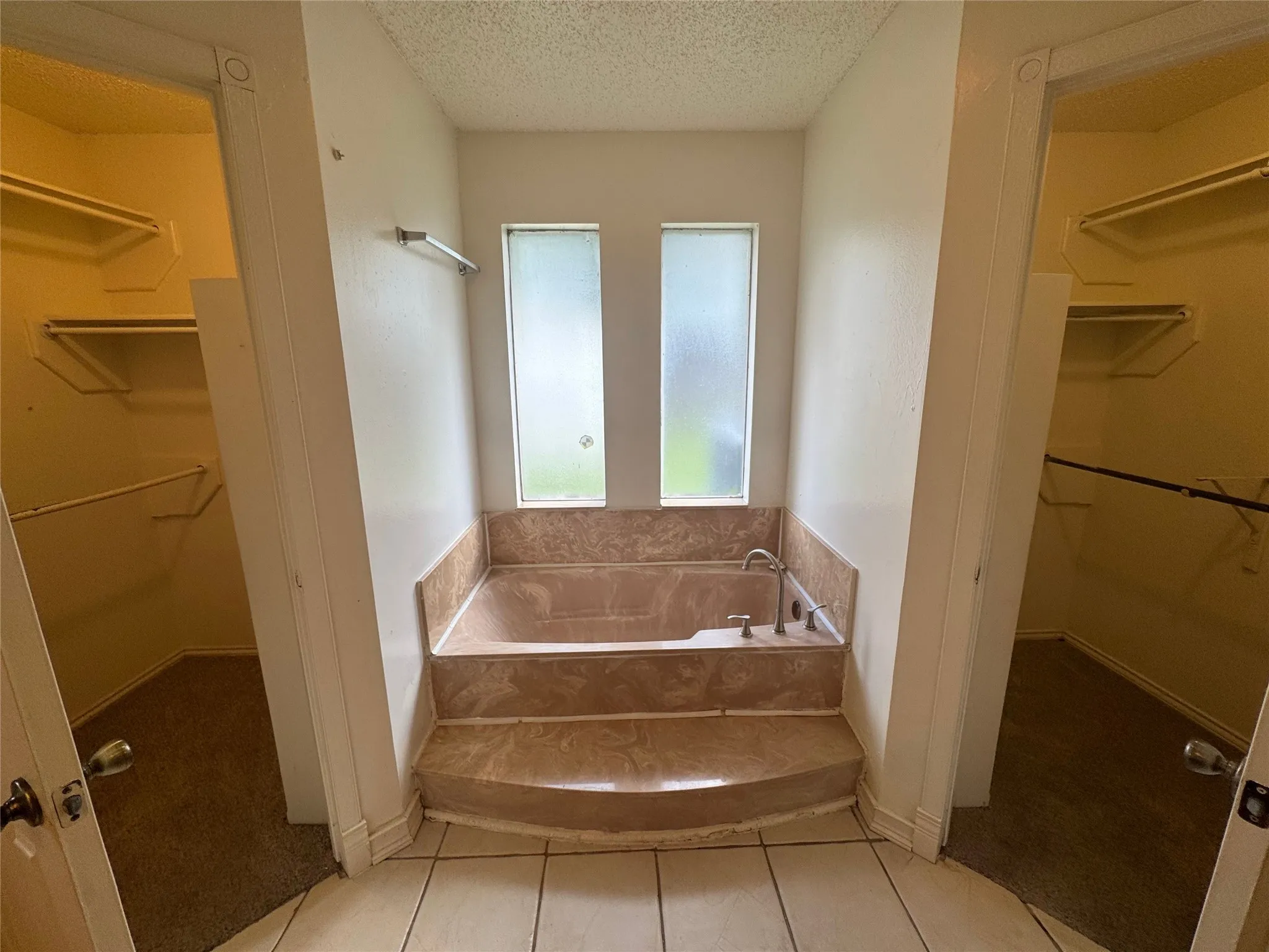Single Family Residence For Rent in Tarrant County , 1940 WILLOW VALE Drive, Fort Worth, Texas 76134, 3 Bedroom, 2 Bathroom, 2 Garage spaces, 1,634 Sqft, built in 1984, mls#21298074, Real Estate Agent in Fort Worth, Homes For Rent in Tarrant county, Homes For Rent in Fort Worth, Realtor in Fort Worth Texas, Real Estate Brokerage Independent Realty Texas, Luminita Cordes Realtor