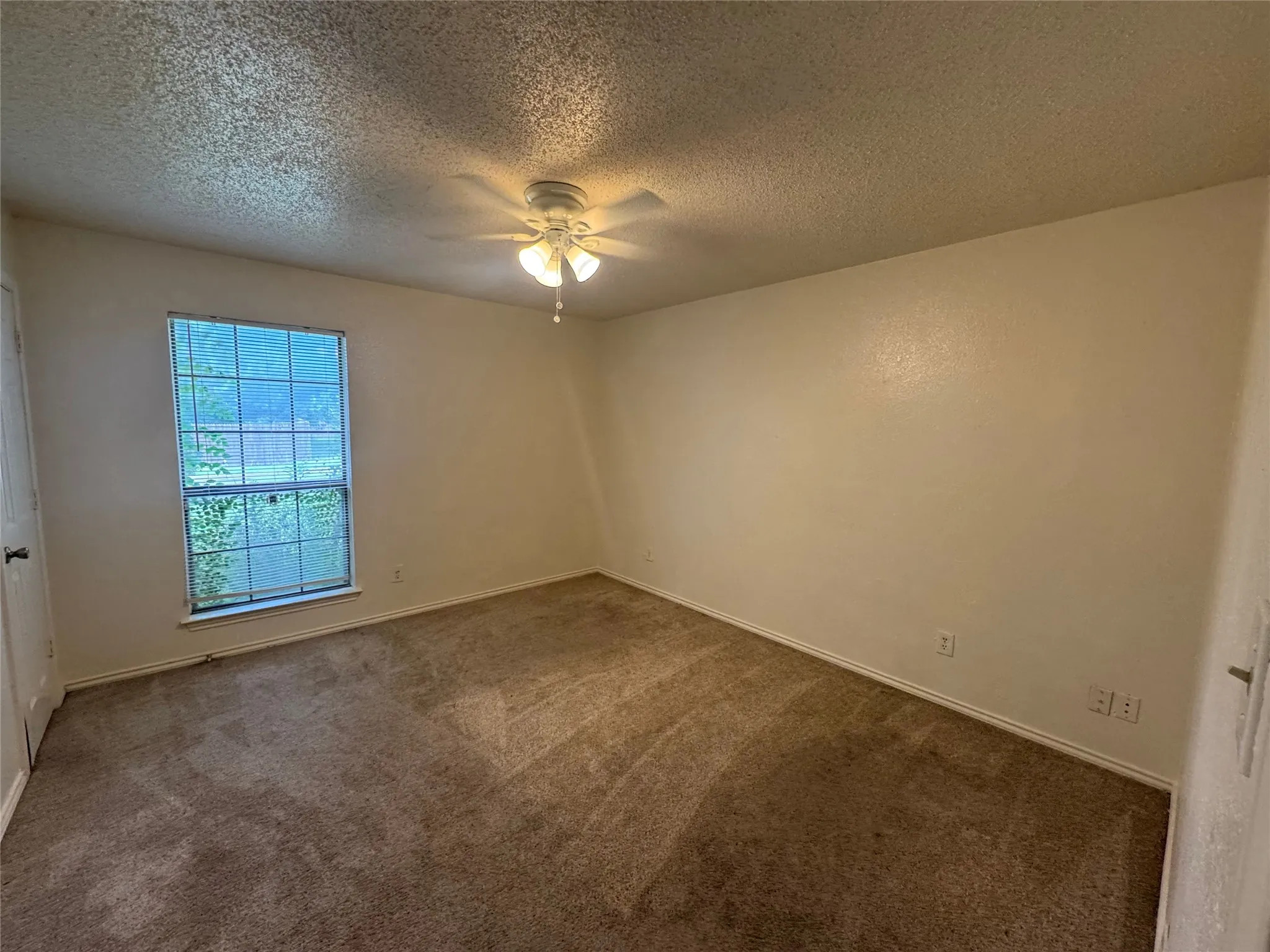 Single Family Residence For Rent in Tarrant County , 1940 WILLOW VALE Drive, Fort Worth, Texas 76134, 3 Bedroom, 2 Bathroom, 2 Garage spaces, 1,634 Sqft, built in 1984, mls#21298074, Real Estate Agent in Fort Worth, Homes For Rent in Tarrant county, Homes For Rent in Fort Worth, Realtor in Fort Worth Texas, Real Estate Brokerage Independent Realty Texas, Luminita Cordes Realtor
