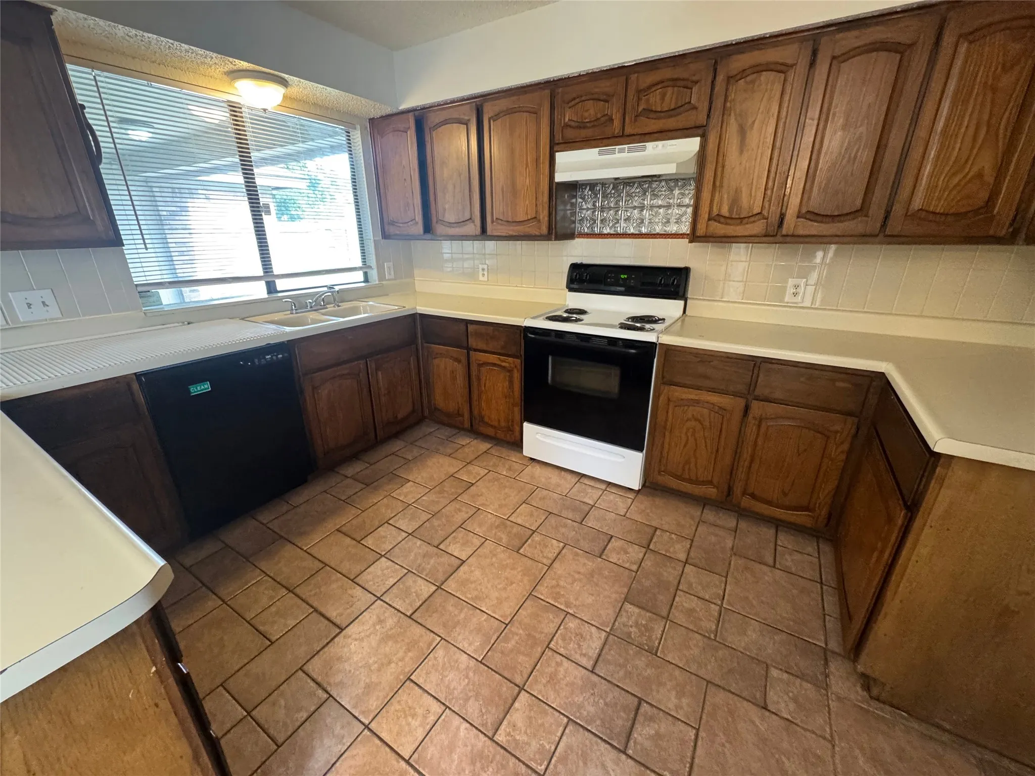 Single Family Residence For Rent in Tarrant County , 1940 WILLOW VALE Drive, Fort Worth, Texas 76134, 3 Bedroom, 2 Bathroom, 2 Garage spaces, 1,634 Sqft, built in 1984, mls#21298074, Real Estate Agent in Fort Worth, Homes For Rent in Tarrant county, Homes For Rent in Fort Worth, Realtor in Fort Worth Texas, Real Estate Brokerage Independent Realty Texas, Luminita Cordes Realtor