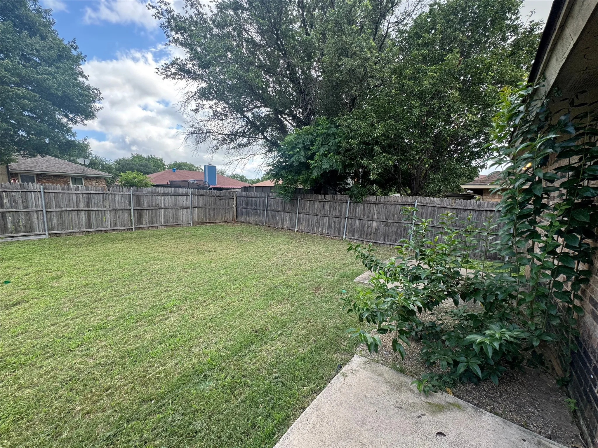 Single Family Residence For Rent in Tarrant County , 1940 WILLOW VALE Drive, Fort Worth, Texas 76134, 3 Bedroom, 2 Bathroom, 2 Garage spaces, 1,634 Sqft, built in 1984, mls#21298074, Real Estate Agent in Fort Worth, Homes For Rent in Tarrant county, Homes For Rent in Fort Worth, Realtor in Fort Worth Texas, Real Estate Brokerage Independent Realty Texas, Luminita Cordes Realtor