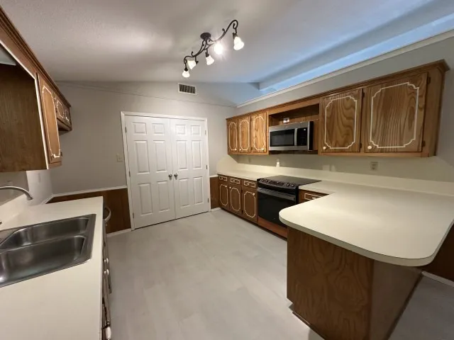 Single Family Residence For Sale in Gregg County , 210 Syble Lane, Longview, Texas 75605, 3 Bedroom, 2 Bathroom, 2 Garage spaces, 1,751 Sqft, built in 1981, mls#21298101, Real Estate Agent in Longview, Homes For Sale in Gregg county, Homes For Sale in Longview, Realtor in Longview Texas, Real Estate Brokerage Independent Realty Texas, Luminita Cordes Realtor