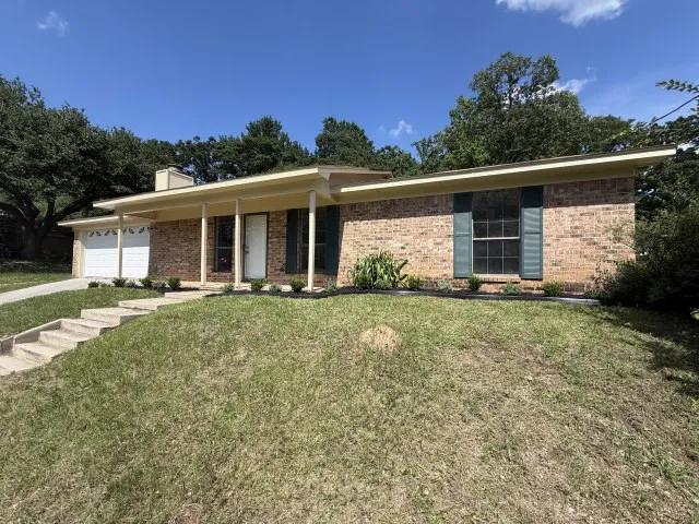 Single Family Residence For Sale in Gregg County , 210 Syble Lane, Longview, Texas 75605, 3 Bedroom, 2 Bathroom, 2 Garage spaces, 1,751 Sqft, built in 1981, mls#21298101, Real Estate Agent in Longview, Homes For Sale in Gregg county, Homes For Sale in Longview, Realtor in Longview Texas, Real Estate Brokerage Independent Realty Texas, Luminita Cordes Realtor