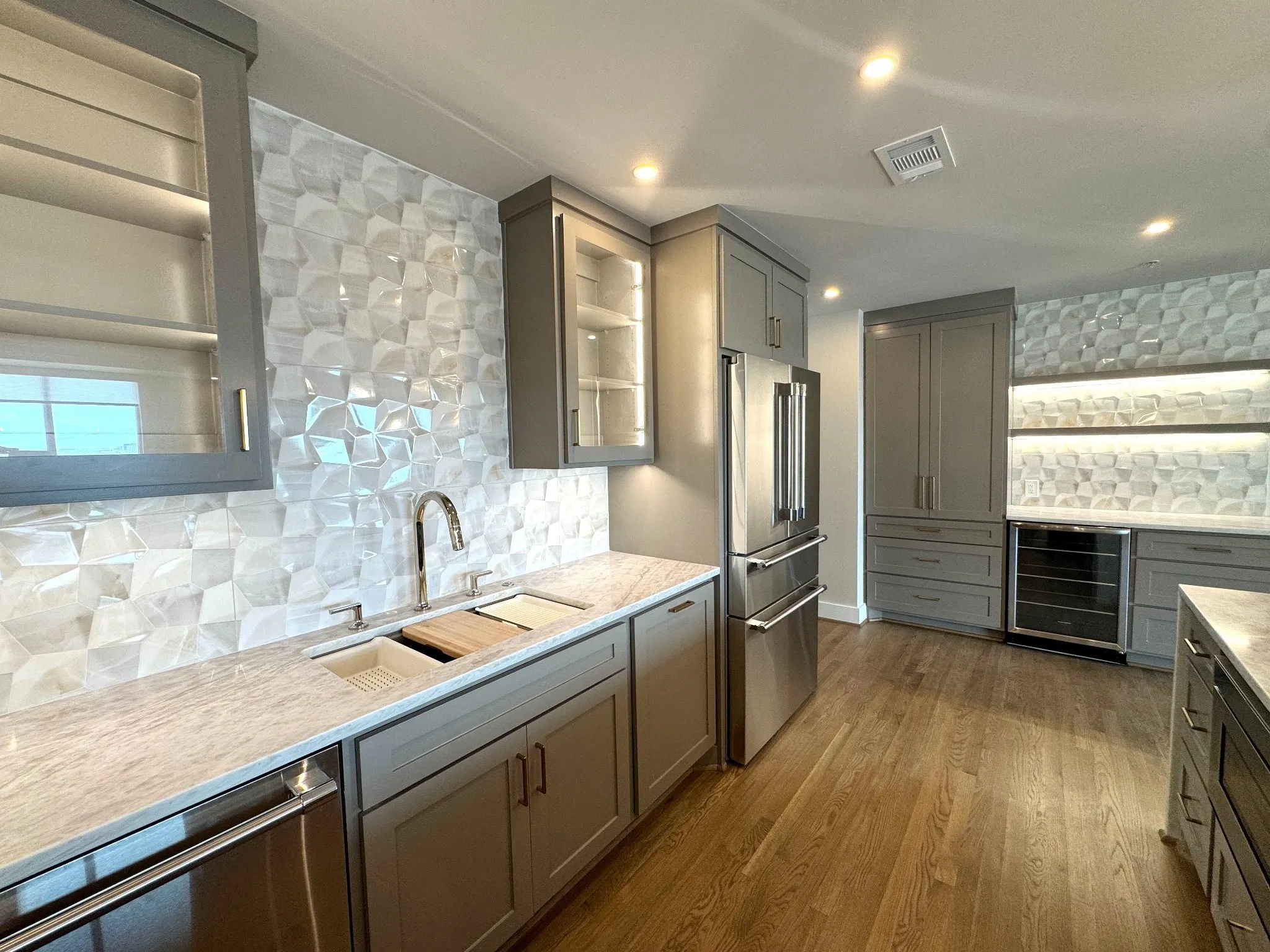 Condominium For Sale in Dallas County , 3401 Lee Parkway 1906, Dallas, Texas 75219, 2 Bedroom, 3 Bathroom, 2 Garage spaces, 2,308 Sqft, built in 1998, mls#21289443, Real Estate Agent in Dallas, Homes For Sale in Dallas county, Homes For Sale in Dallas, Realtor in Dallas Texas, Real Estate Brokerage Independent Realty Texas, Luminita Cordes Realtor