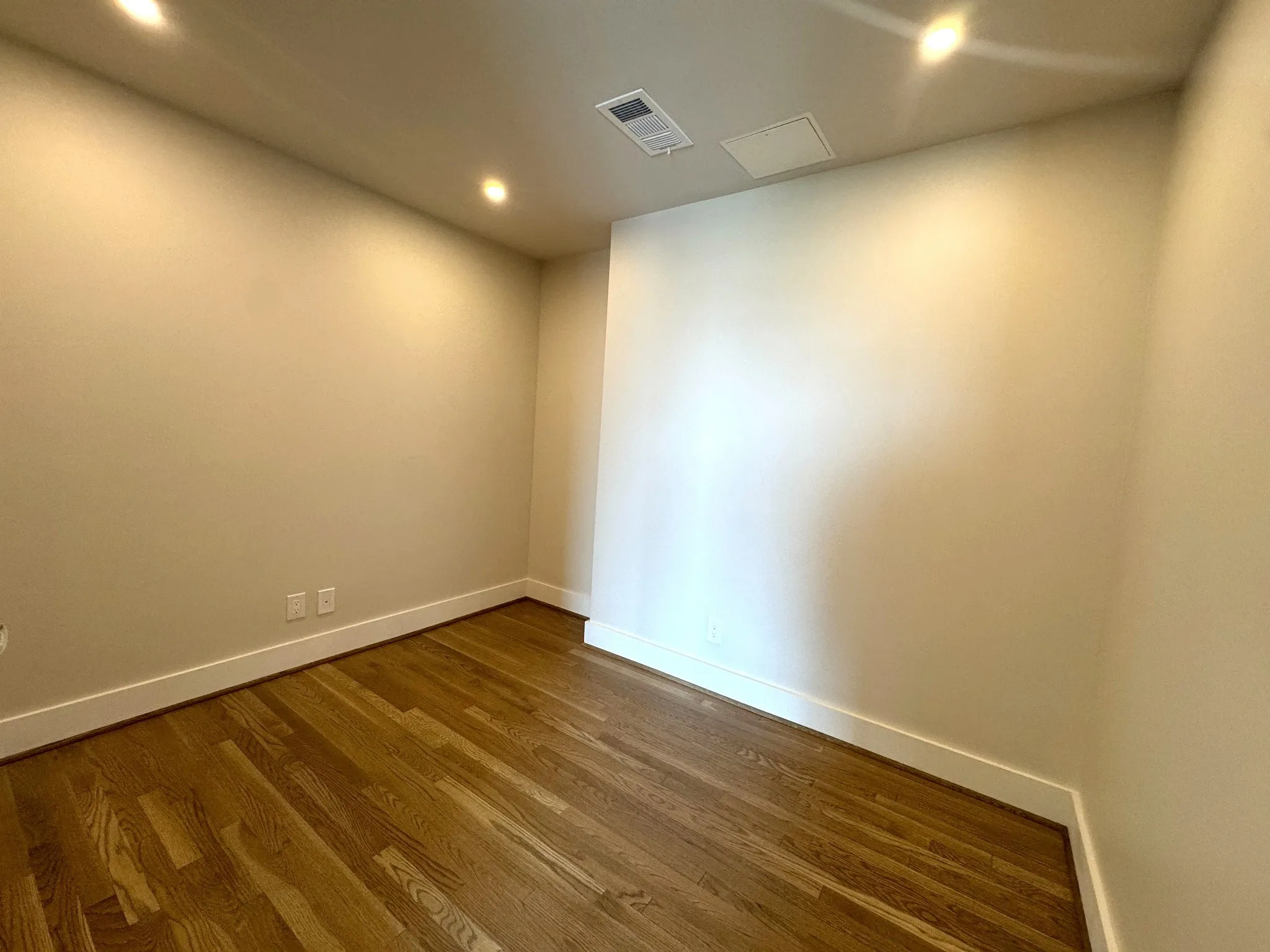 Condominium For Sale in Dallas County , 3401 Lee Parkway 1906, Dallas, Texas 75219, 2 Bedroom, 3 Bathroom, 2 Garage spaces, 2,308 Sqft, built in 1998, mls#21289443, Real Estate Agent in Dallas, Homes For Sale in Dallas county, Homes For Sale in Dallas, Realtor in Dallas Texas, Real Estate Brokerage Independent Realty Texas, Luminita Cordes Realtor