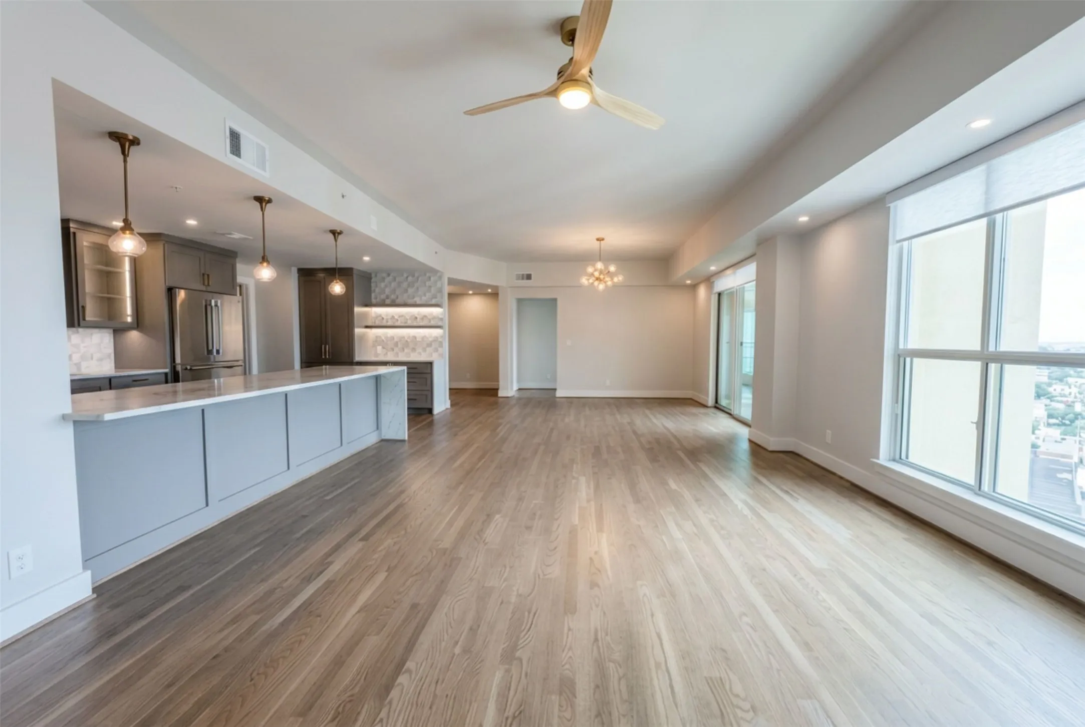 Condominium For Sale in Dallas County , 3401 Lee Parkway 1906, Dallas, Texas 75219, 2 Bedroom, 3 Bathroom, 2 Garage spaces, 2,308 Sqft, built in 1998, mls#21289443, Real Estate Agent in Dallas, Homes For Sale in Dallas county, Homes For Sale in Dallas, Realtor in Dallas Texas, Real Estate Brokerage Independent Realty Texas, Luminita Cordes Realtor