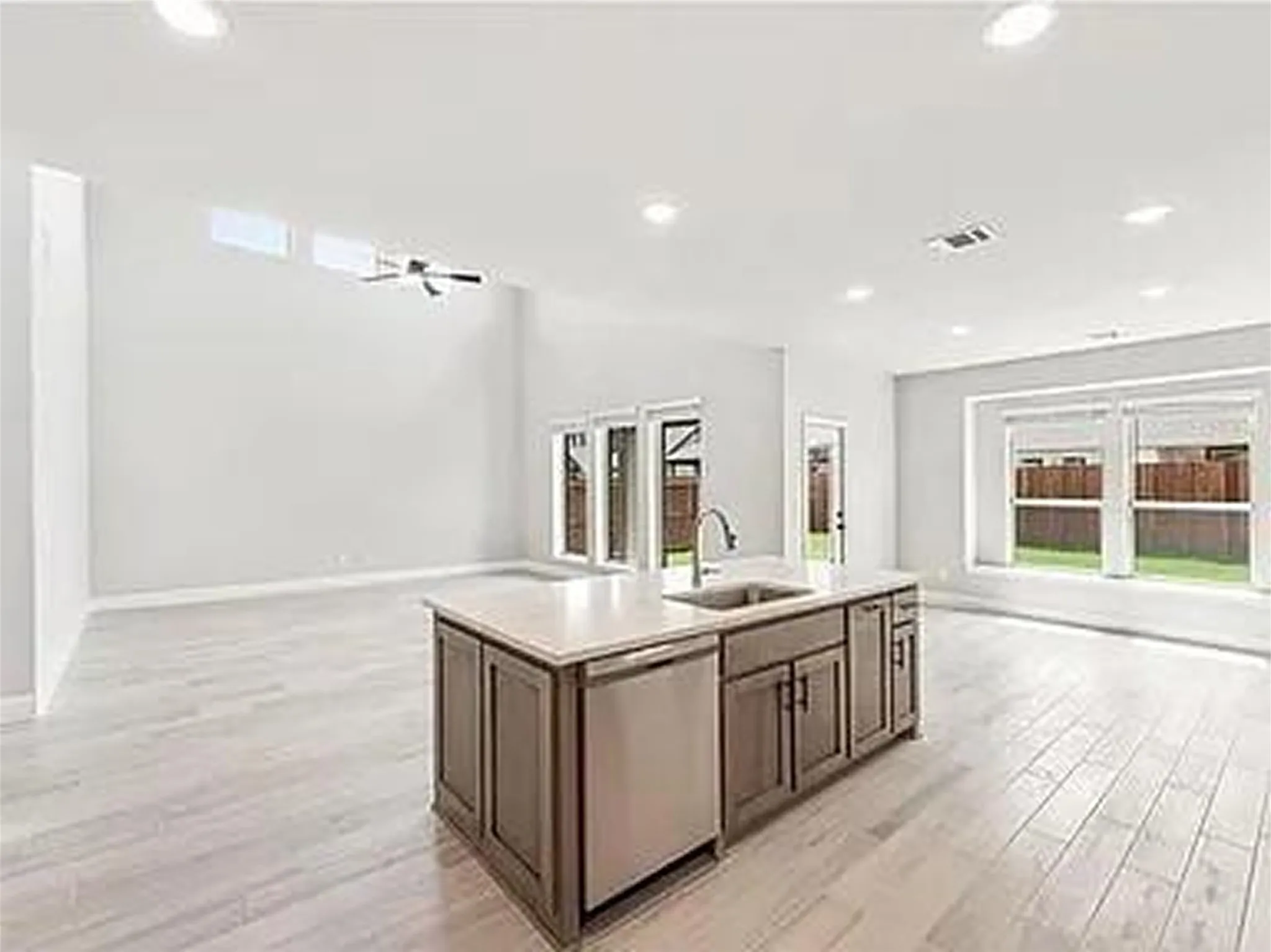 Single Family Residence For Rent in Collin County , 1012 Ridgehurst Road, Melissa, Texas 75454, 5 Bedroom, 3 Bathroom, 2 Garage spaces, 3,532 Sqft, built in 2024, mls#21298123, Real Estate Agent in Melissa, Homes For Rent in Collin county, Homes For Rent in Melissa, Realtor in Melissa Texas, Real Estate Brokerage Independent Realty Texas, Luminita Cordes Realtor