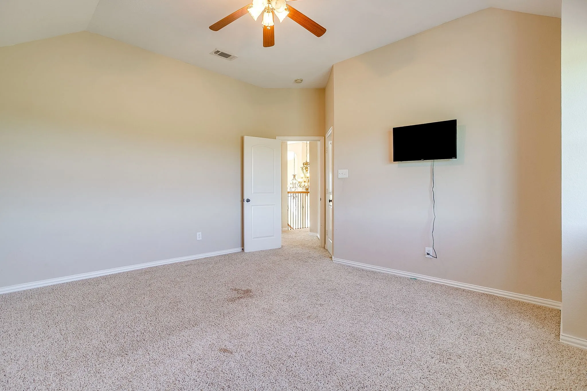 Single Family Residence For Sale in Hood County , 1802 Yucatan Drive, Granbury, Texas 76048, 5 Bedrooms, 4 Bathrooms, 2 Garage spaces, 4,034 Sqft, built in 2007, Price $899,000, mls#21281663, Real Estate Agent in Granbury, Homes For Sale in Hood county, Homes For Sale in Granbury, Realtor in Granbury Texas, Real Estate Brokerage Independent Realty Texas, Luminita Cordes Realtor