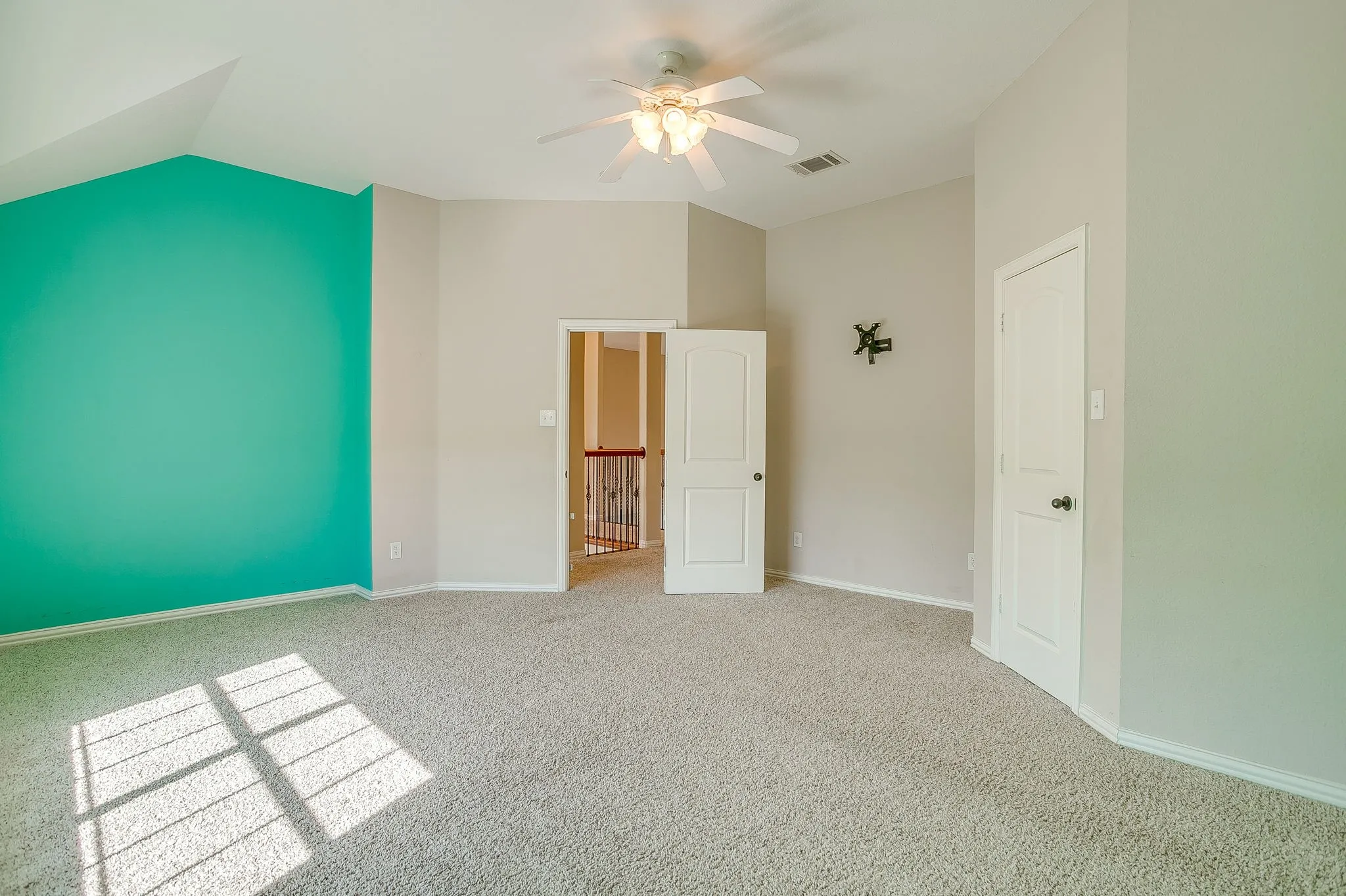 Single Family Residence For Sale in Hood County , 1802 Yucatan Drive, Granbury, Texas 76048, 5 Bedrooms, 4 Bathrooms, 2 Garage spaces, 4,034 Sqft, built in 2007, Price $899,000, mls#21281663, Real Estate Agent in Granbury, Homes For Sale in Hood county, Homes For Sale in Granbury, Realtor in Granbury Texas, Real Estate Brokerage Independent Realty Texas, Luminita Cordes Realtor