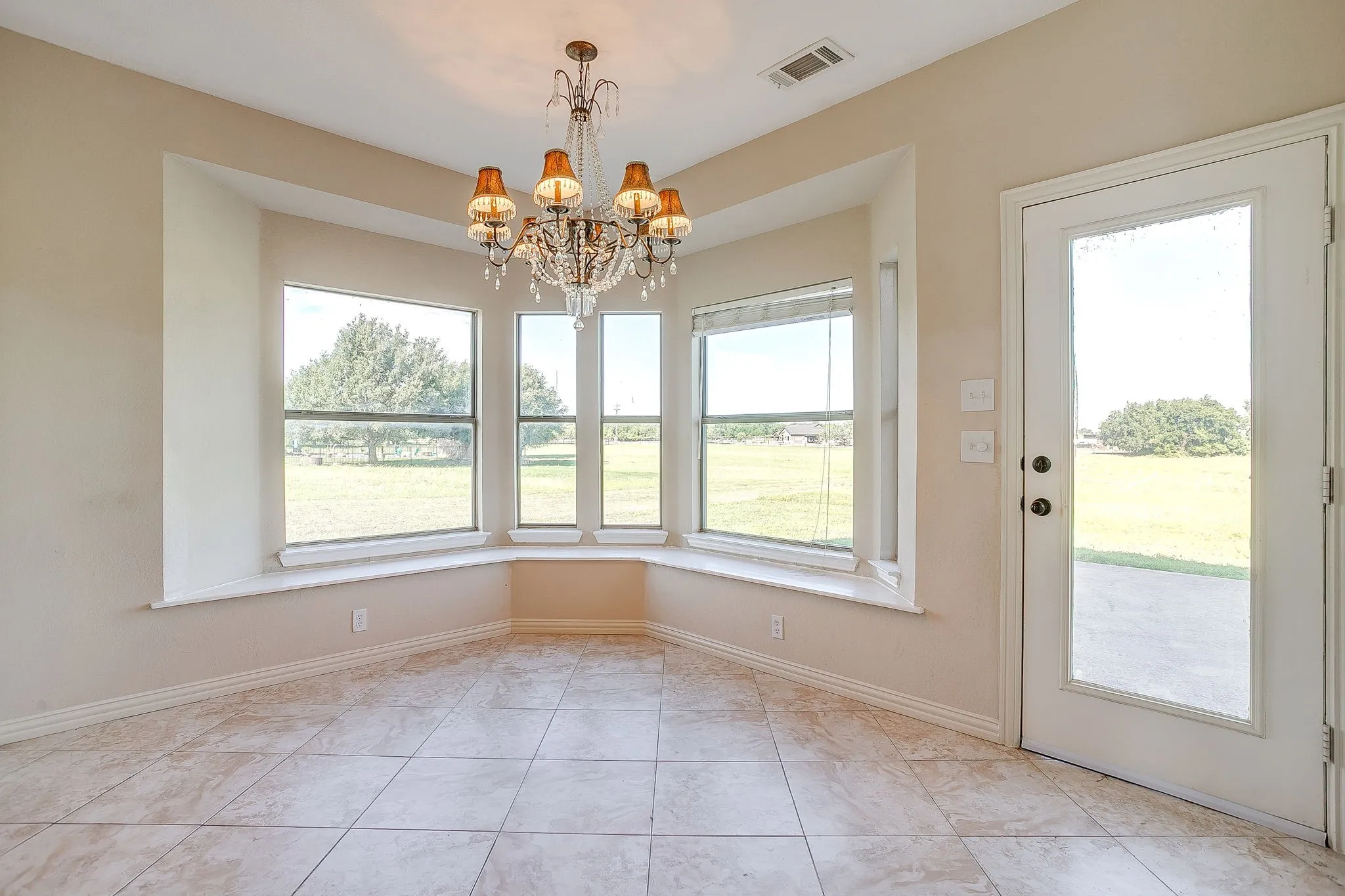 Single Family Residence For Sale in Hood County , 1802 Yucatan Drive, Granbury, Texas 76048, 5 Bedrooms, 4 Bathrooms, 2 Garage spaces, 4,034 Sqft, built in 2007, Price $899,000, mls#21281663, Real Estate Agent in Granbury, Homes For Sale in Hood county, Homes For Sale in Granbury, Realtor in Granbury Texas, Real Estate Brokerage Independent Realty Texas, Luminita Cordes Realtor