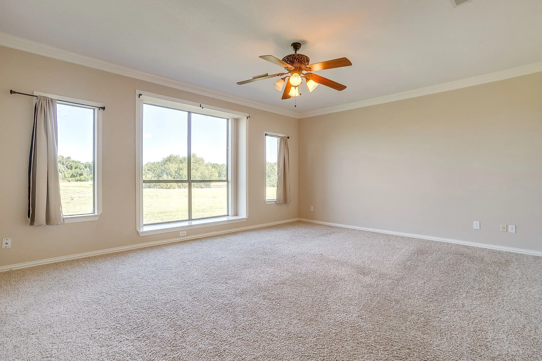 Single Family Residence For Sale in Hood County , 1802 Yucatan Drive, Granbury, Texas 76048, 5 Bedrooms, 4 Bathrooms, 2 Garage spaces, 4,034 Sqft, built in 2007, Price $899,000, mls#21281663, Real Estate Agent in Granbury, Homes For Sale in Hood county, Homes For Sale in Granbury, Realtor in Granbury Texas, Real Estate Brokerage Independent Realty Texas, Luminita Cordes Realtor