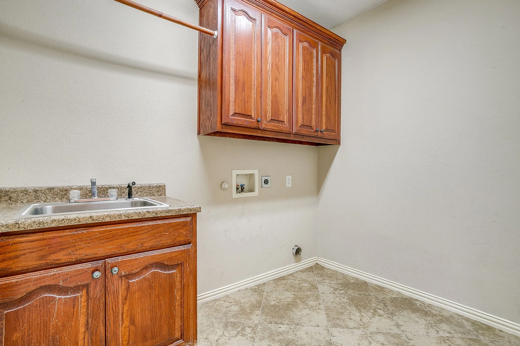 Single Family Residence For Sale in Hood County , 1802 Yucatan Drive, Granbury, Texas 76048, 5 Bedrooms, 4 Bathrooms, 2 Garage spaces, 4,034 Sqft, built in 2007, Price $899,000, mls#21281663, Real Estate Agent in Granbury, Homes For Sale in Hood county, Homes For Sale in Granbury, Realtor in Granbury Texas, Real Estate Brokerage Independent Realty Texas, Luminita Cordes Realtor