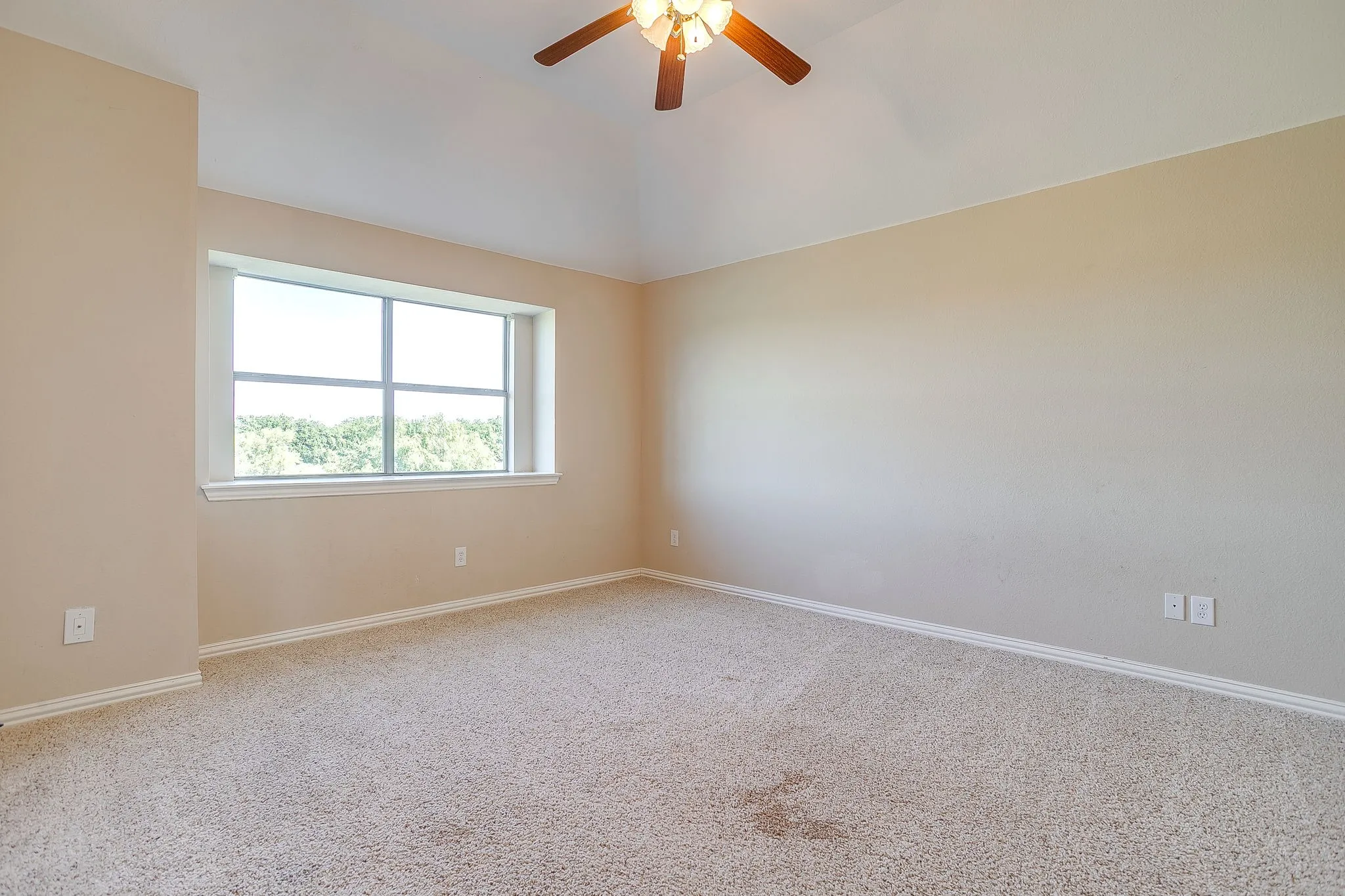 Single Family Residence For Sale in Hood County , 1802 Yucatan Drive, Granbury, Texas 76048, 5 Bedrooms, 4 Bathrooms, 2 Garage spaces, 4,034 Sqft, built in 2007, Price $899,000, mls#21281663, Real Estate Agent in Granbury, Homes For Sale in Hood county, Homes For Sale in Granbury, Realtor in Granbury Texas, Real Estate Brokerage Independent Realty Texas, Luminita Cordes Realtor