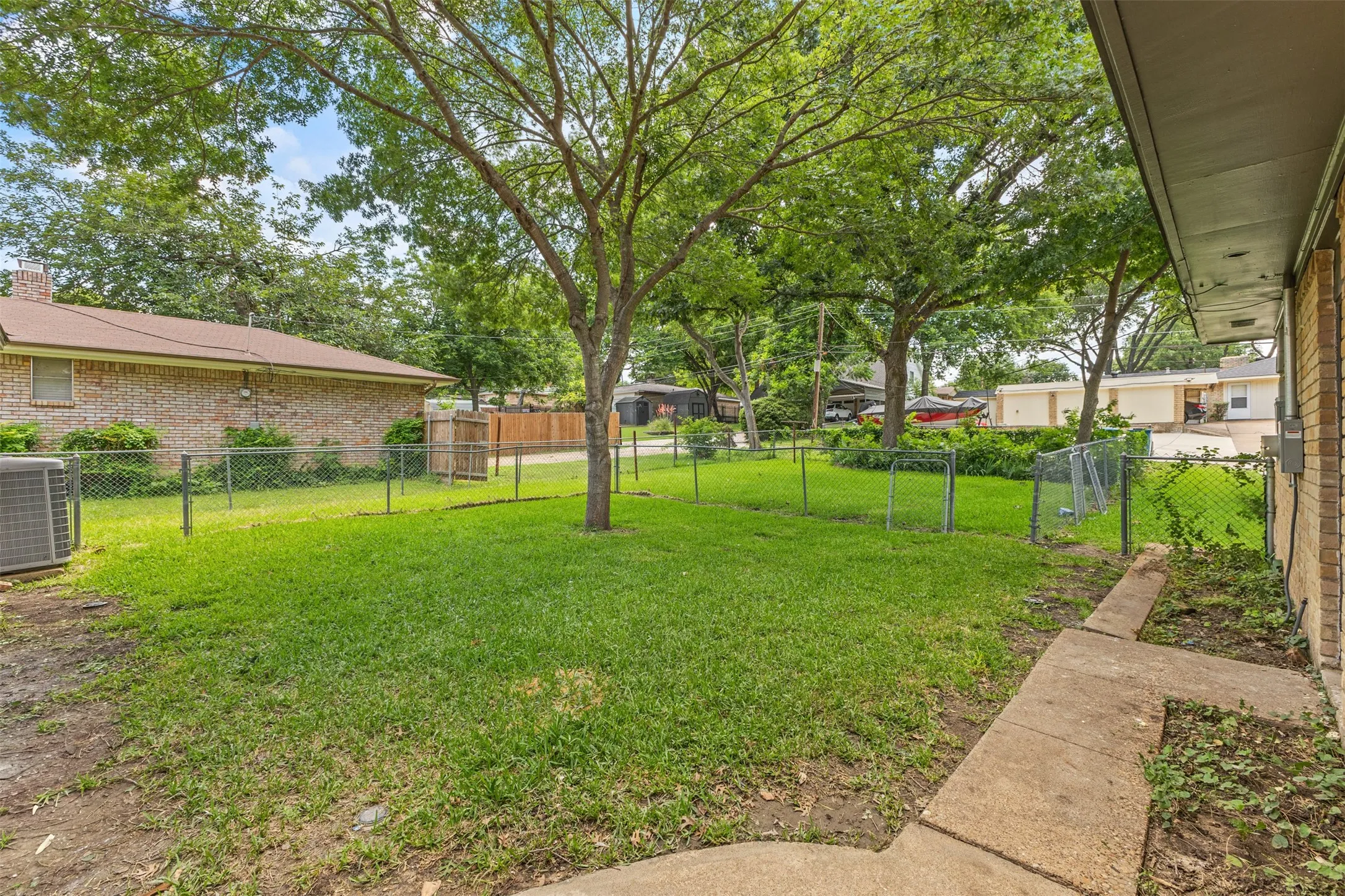 Single Family Residence For Sale in Dallas County , 813 Misty Glen Drive, De Soto, Texas 75115, 3 Bedroom, 3 Bathroom, 2 Garage spaces, 1,742 Sqft, built in 1967, mls#21298078, Real Estate Agent in De Soto, Homes For Sale in Dallas county, Homes For Sale in De Soto, Realtor in De Soto Texas, Real Estate Brokerage Independent Realty Texas, Luminita Cordes Realtor