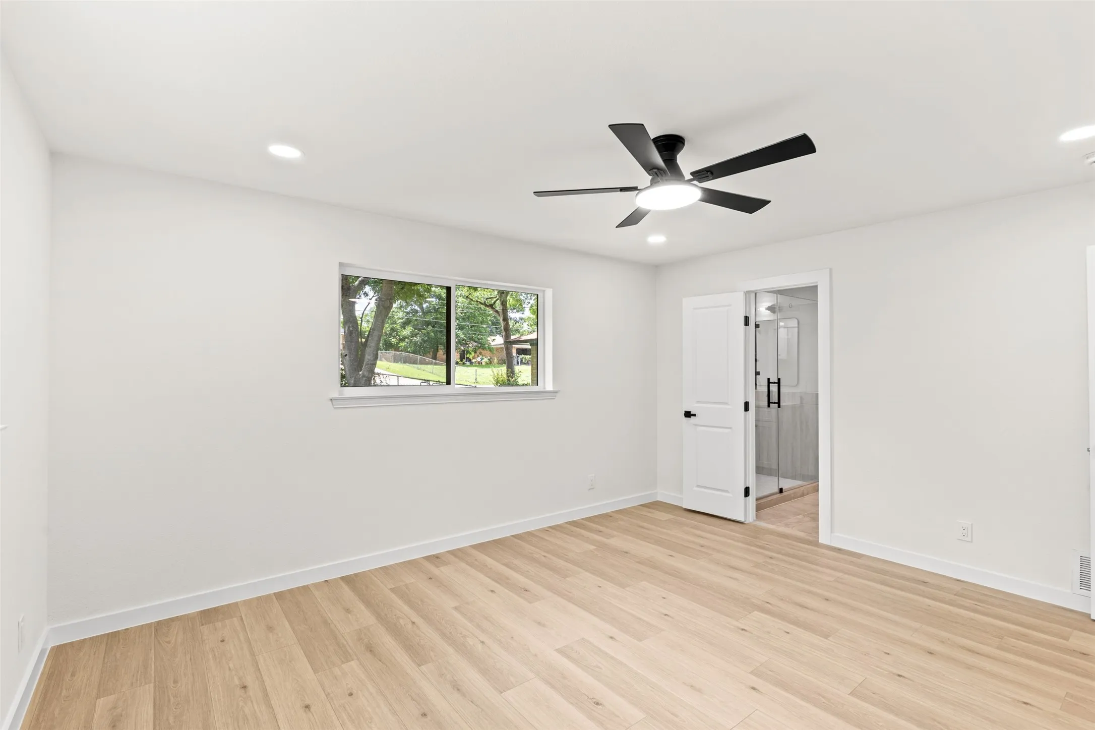 Single Family Residence For Sale in Dallas County , 813 Misty Glen Drive, De Soto, Texas 75115, 3 Bedroom, 3 Bathroom, 2 Garage spaces, 1,742 Sqft, built in 1967, mls#21298078, Real Estate Agent in De Soto, Homes For Sale in Dallas county, Homes For Sale in De Soto, Realtor in De Soto Texas, Real Estate Brokerage Independent Realty Texas, Luminita Cordes Realtor