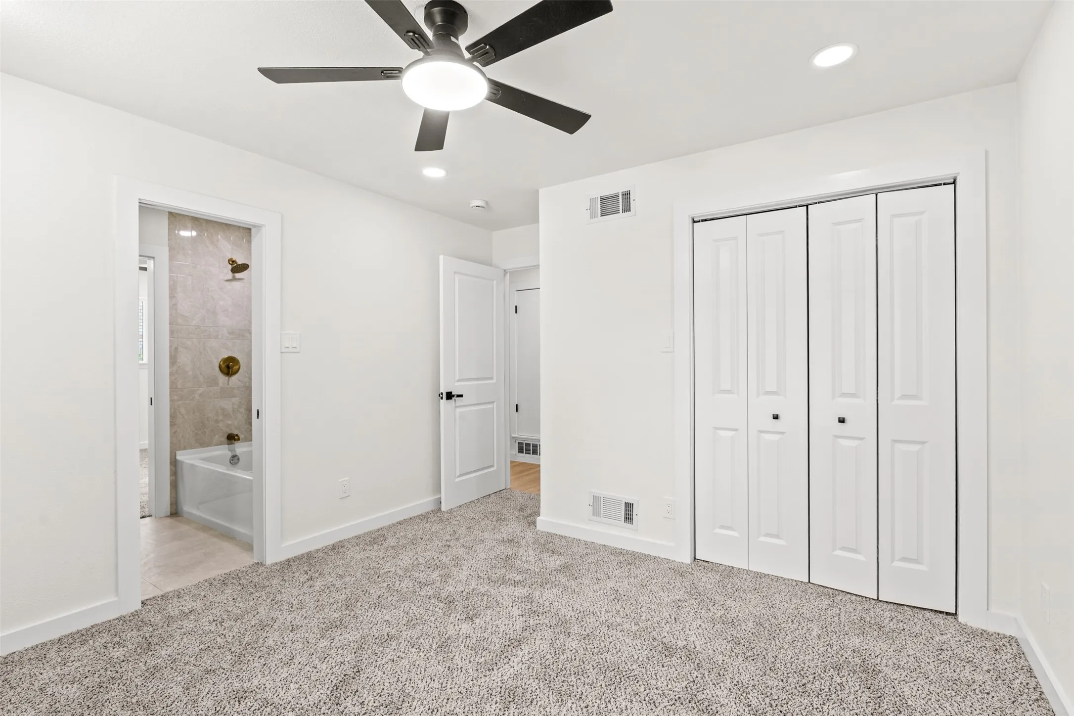 Single Family Residence For Sale in Dallas County , 813 Misty Glen Drive, De Soto, Texas 75115, 3 Bedroom, 3 Bathroom, 2 Garage spaces, 1,742 Sqft, built in 1967, mls#21298078, Real Estate Agent in De Soto, Homes For Sale in Dallas county, Homes For Sale in De Soto, Realtor in De Soto Texas, Real Estate Brokerage Independent Realty Texas, Luminita Cordes Realtor