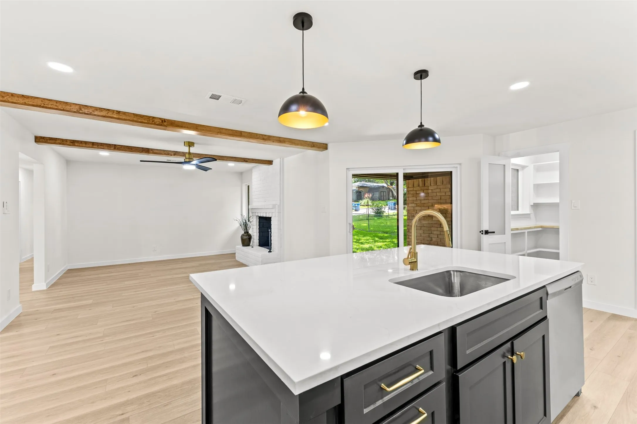 Single Family Residence For Sale in Dallas County , 813 Misty Glen Drive, De Soto, Texas 75115, 3 Bedroom, 3 Bathroom, 2 Garage spaces, 1,742 Sqft, built in 1967, mls#21298078, Real Estate Agent in De Soto, Homes For Sale in Dallas county, Homes For Sale in De Soto, Realtor in De Soto Texas, Real Estate Brokerage Independent Realty Texas, Luminita Cordes Realtor