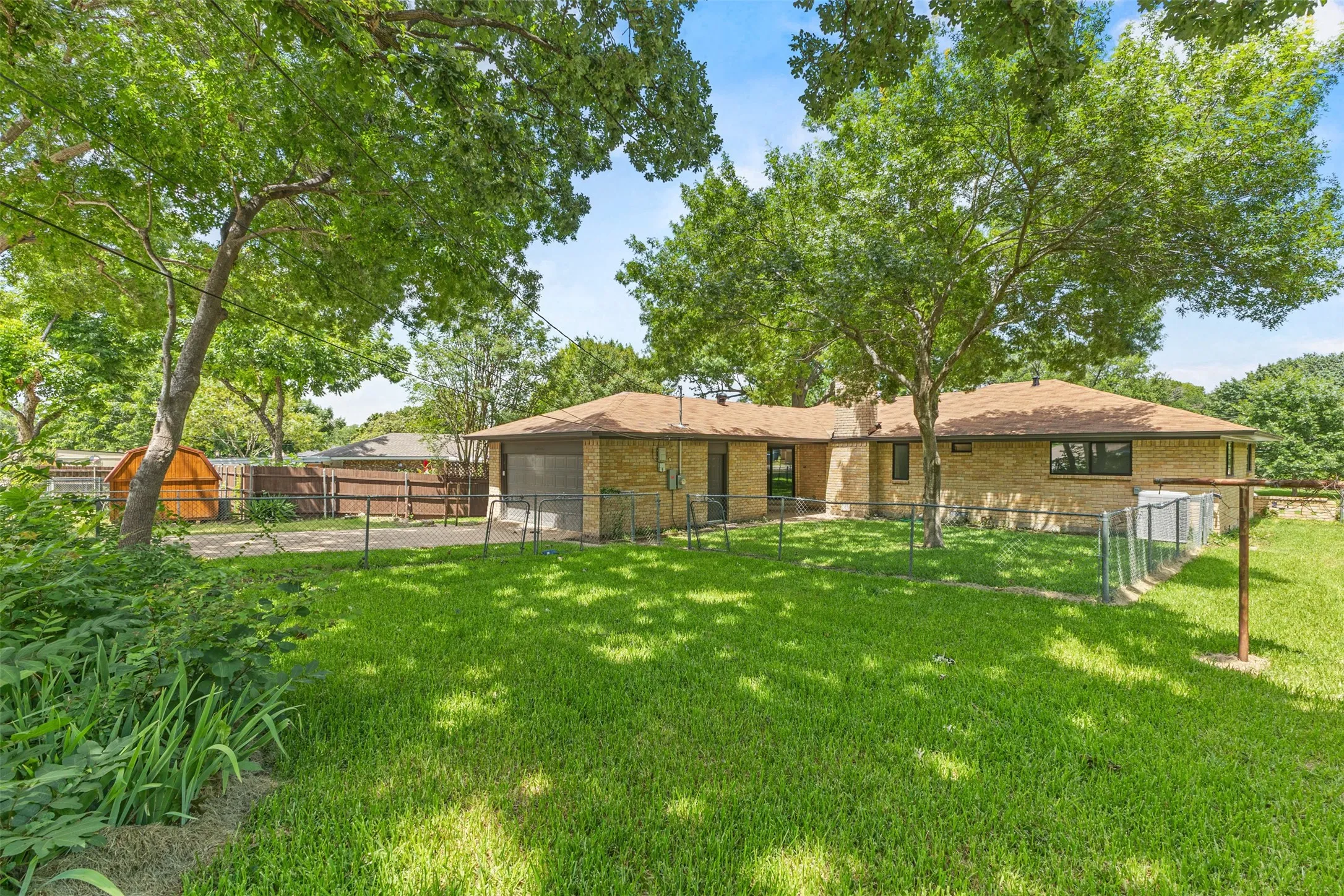 Single Family Residence For Sale in Dallas County , 813 Misty Glen Drive, De Soto, Texas 75115, 3 Bedroom, 3 Bathroom, 2 Garage spaces, 1,742 Sqft, built in 1967, mls#21298078, Real Estate Agent in De Soto, Homes For Sale in Dallas county, Homes For Sale in De Soto, Realtor in De Soto Texas, Real Estate Brokerage Independent Realty Texas, Luminita Cordes Realtor