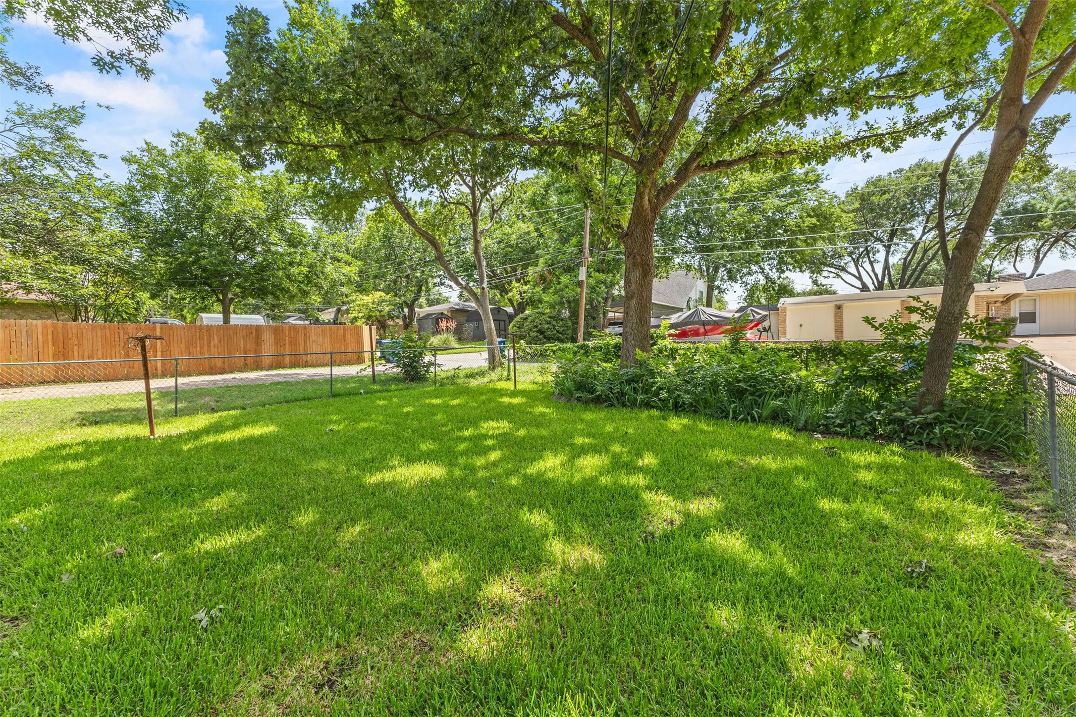 Single Family Residence For Sale in Dallas County , 813 Misty Glen Drive, De Soto, Texas 75115, 3 Bedroom, 3 Bathroom, 2 Garage spaces, 1,742 Sqft, built in 1967, mls#21298078, Real Estate Agent in De Soto, Homes For Sale in Dallas county, Homes For Sale in De Soto, Realtor in De Soto Texas, Real Estate Brokerage Independent Realty Texas, Luminita Cordes Realtor